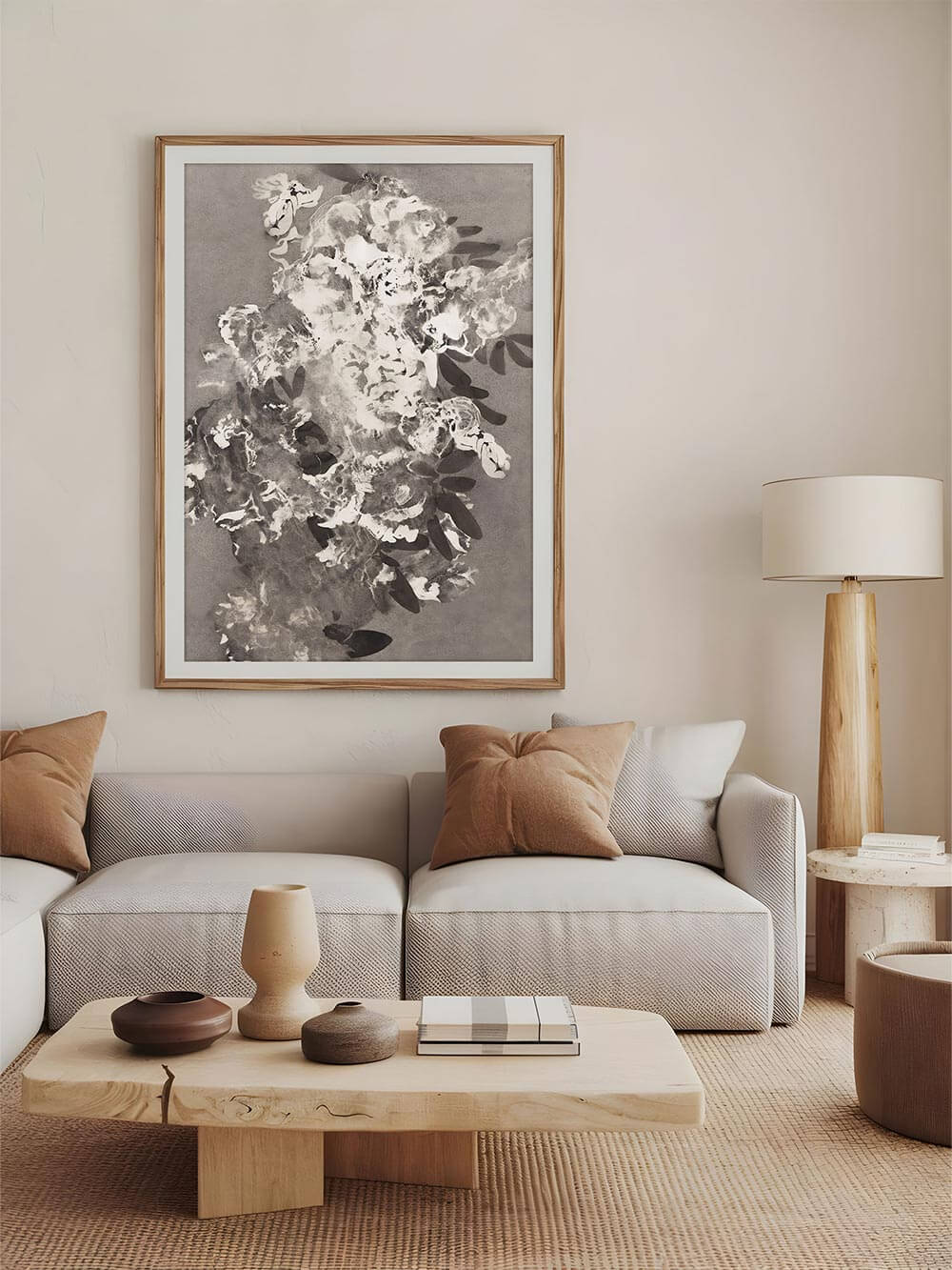 Der großformatige florale Kunstdruck hängt über einem modernen Sofa mit Naturtönen. Das abstrakte Motiv ergänzt die warme, minimalistische Einrichtung harmonisch.