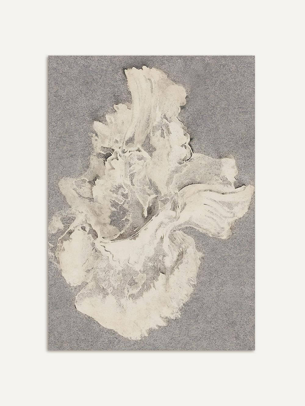 Floraler Kunstdruck in gedeckten Tönen mit zartem Blütenmotiv auf grauer Fläche. Die abstrakte Blumenkomposition wirkt ruhig und zeitlos.