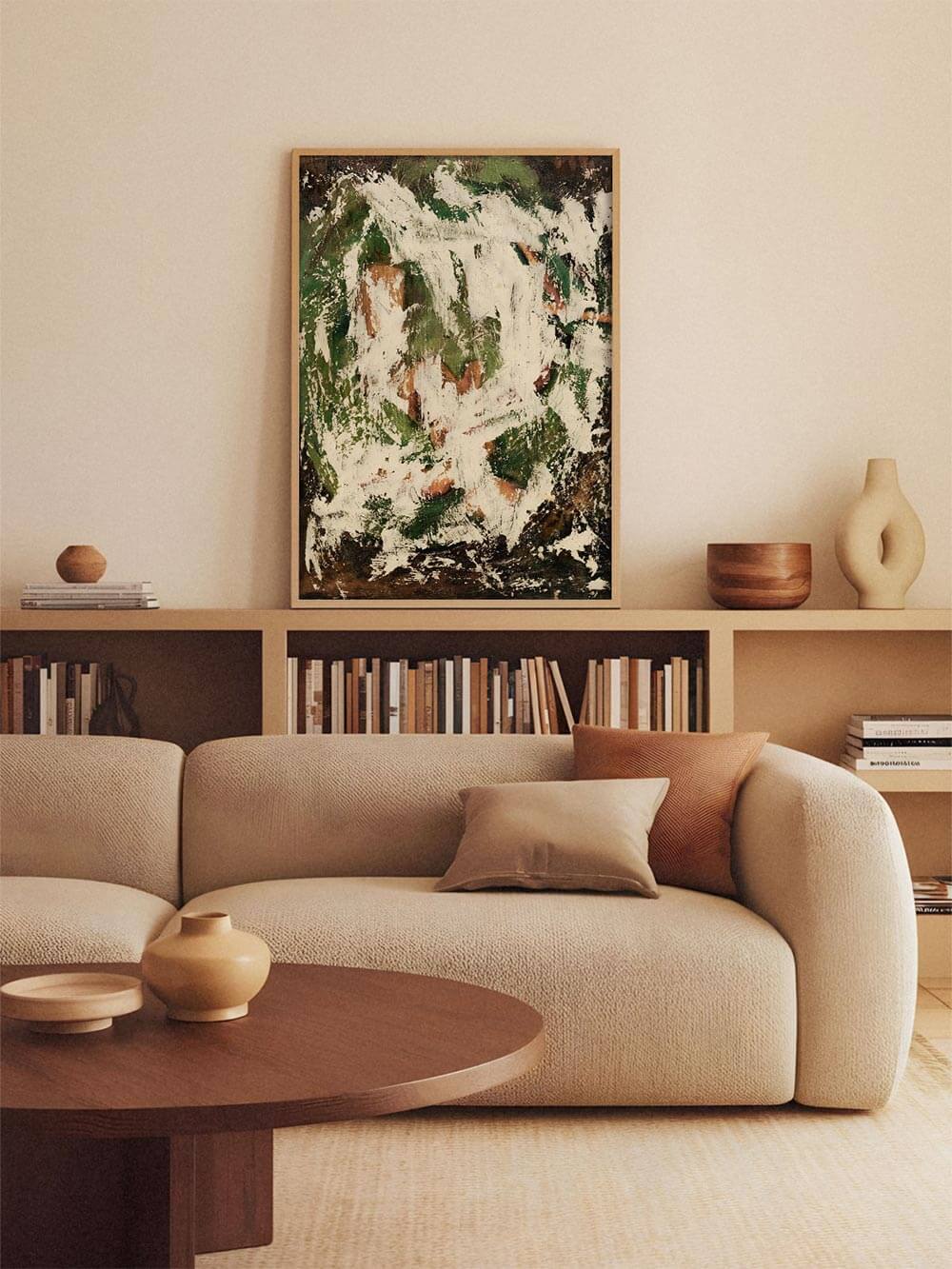 Grün-weißer abstrakter Kunstdruck hängt über einem Sofa mit warmen Beigetönen und Bücherregal im Hintergrund. Das Wandbild fügt sich harmonisch in eine moderne Wohnzimmergestaltung ein und ergänzt Japandi, Wabi Sabi und zeitlose Galerie-Wände.