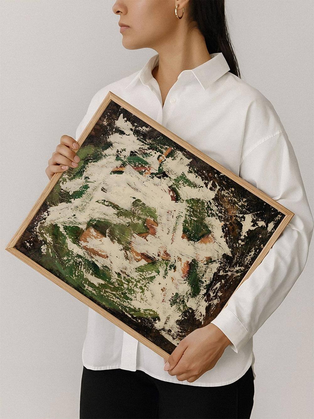 Eine Person hält den gerahmten abstrakten Kunstdruck vor neutralem Hintergrund, wodurch Größe und Proportionen gut erkennbar sind. Das Poster eignet sich als modernes Wandbild für Wohnräume und hilft bei der Einschätzung des Formats im Interior-Kontext.