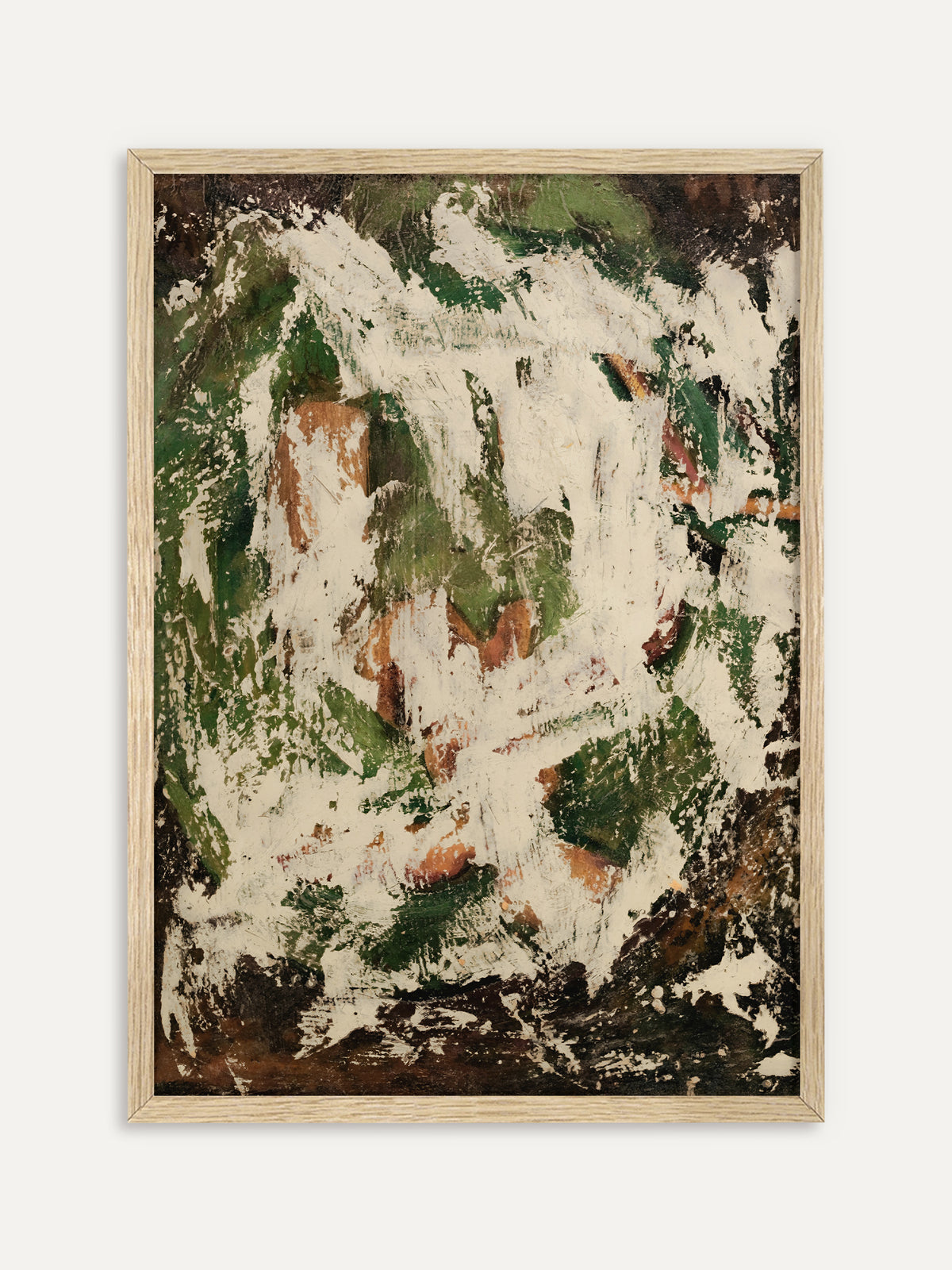 Kunstdruck, der kräftige Pinselstriche in Grün, Creme und Rostbraun mit dunkelbraunen Rändern zeigt, die an verwitterte Patina erinnern. Im Rahmen aus hellem Holz wirkt das Wabi-Sabi-Motiv frisch und natürlich. #Rahmen_Helles Holz