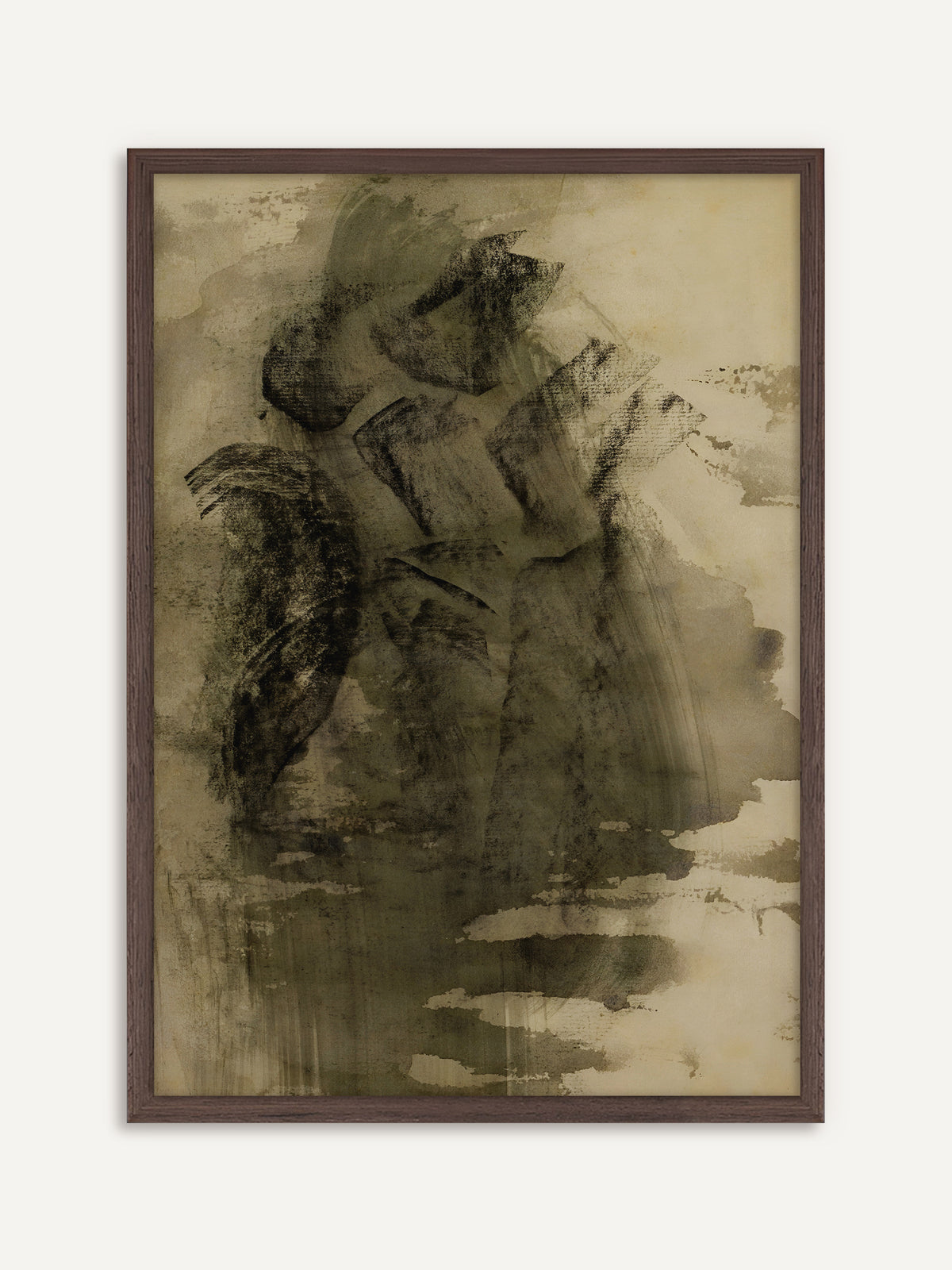 Poster, das dunkle olivgrüne und schwarze Pinselflächen auf warmem, gealtertem Beige zeigt, die an Felsen im Nebel erinnern. Der Rahmen aus dunklem Holz verstärkt die moody Tiefe der Olivtöne. #Rahmen_Dunkles Holz