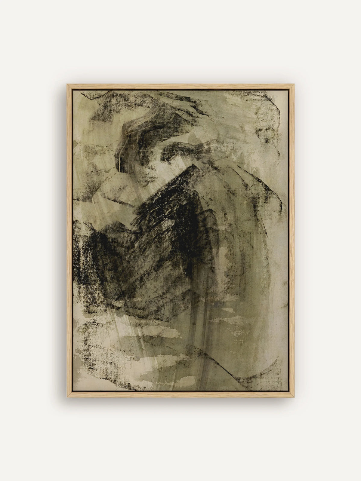 Abstraktes Leinwandbild mit kreidigen schwarzen Strichen auf olivgrünem und sandfarbenem Grund, durchzogen von hellen Streifen, im Schattenfugenrahmen in Natur. Wabi Sabi Wandbild nach Carel Adolph Lion Cachet. #Rahmen_Natur