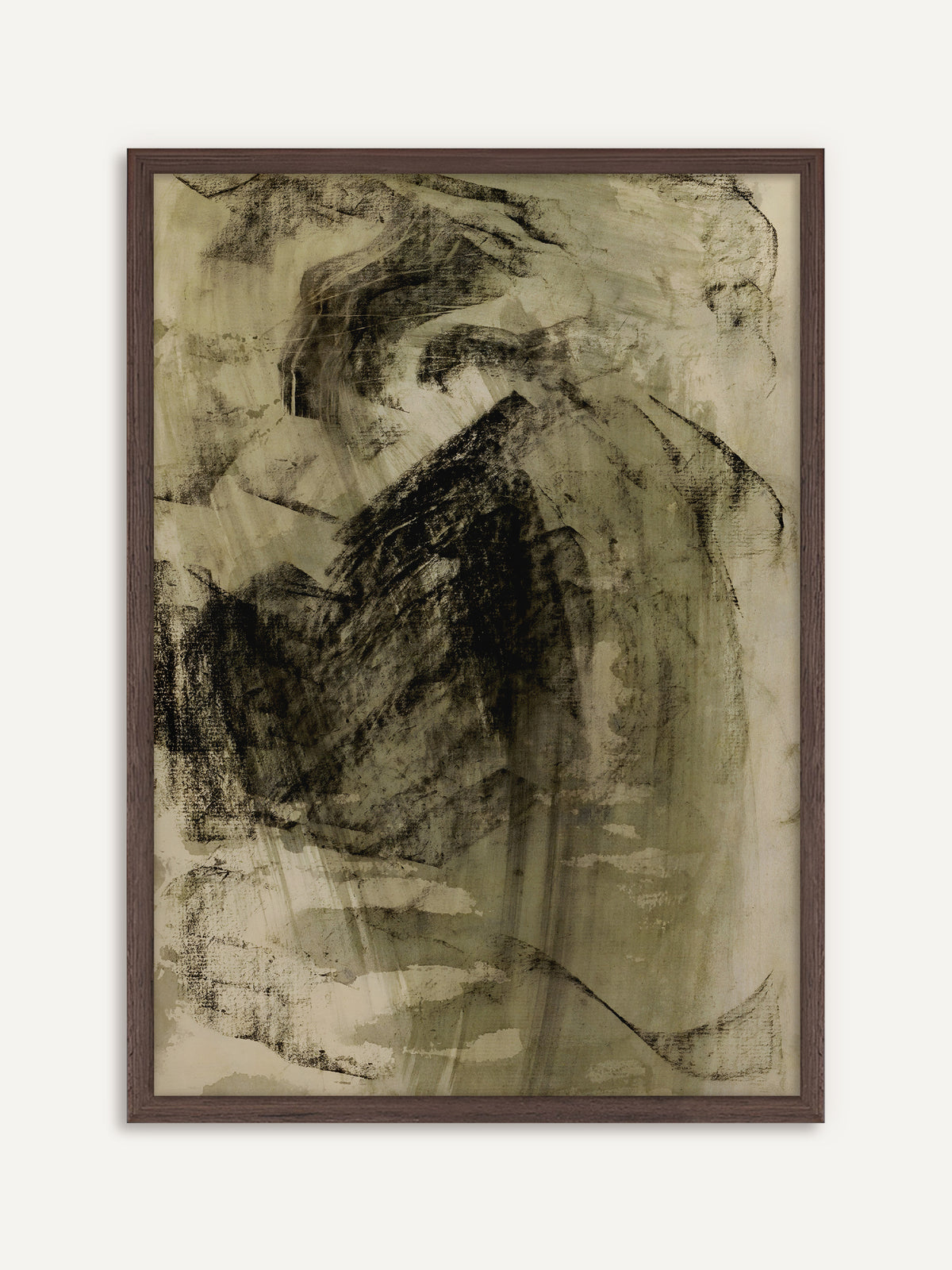 Poster, das eine abstrakte Komposition aus schwarzen Kohlestrichen auf olivgrünem Grund zeigt, deren Formen an Berge im Nebel erinnern. Der Rahmen aus dunklem Holz betont die moody Stimmung der erdigen Grüntöne. #Rahmen_Dunkles Holz