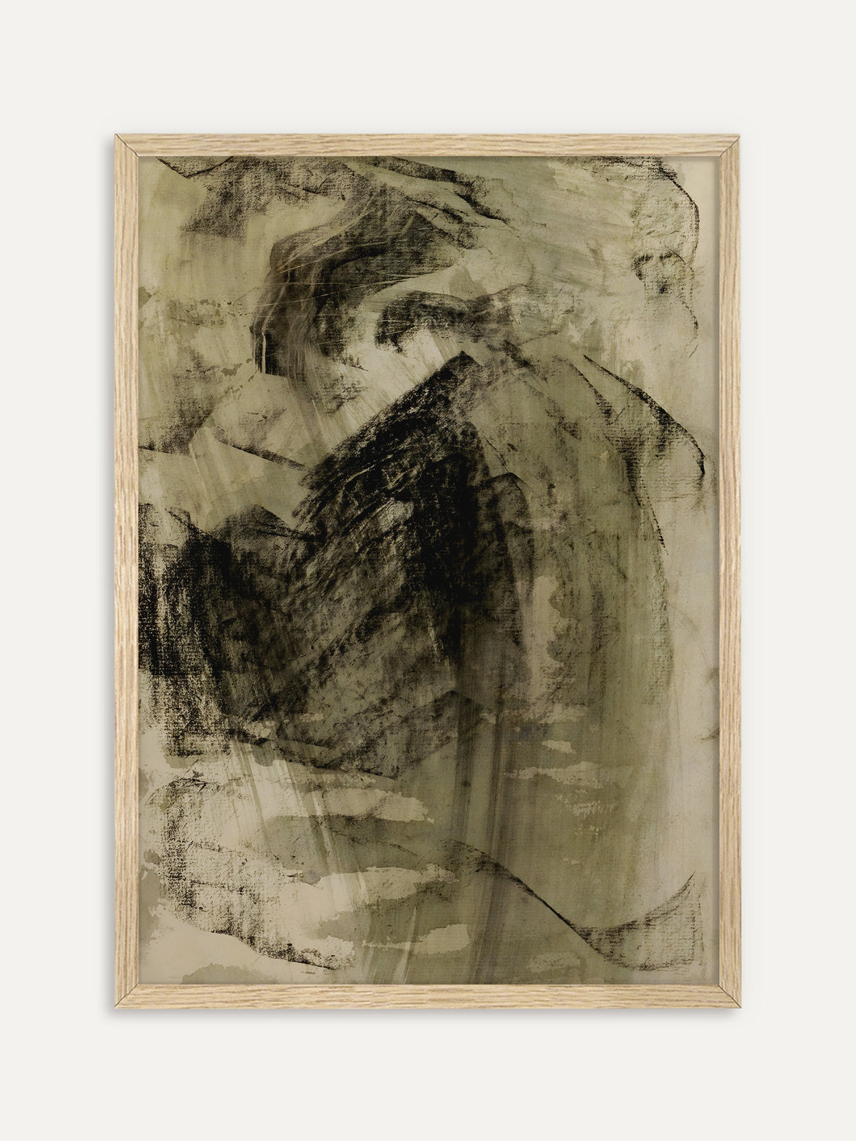 Kunstdruck, der eine abstrakte Komposition aus schwarzen Kohlestrichen auf olivgrünem Grund zeigt, deren Formen an Berge im Nebel erinnern. Im Rahmen aus hellem Holz wirkt das Wabi-Sabi Motiv ruhig und natürlich. #Rahmen_Helles Holz