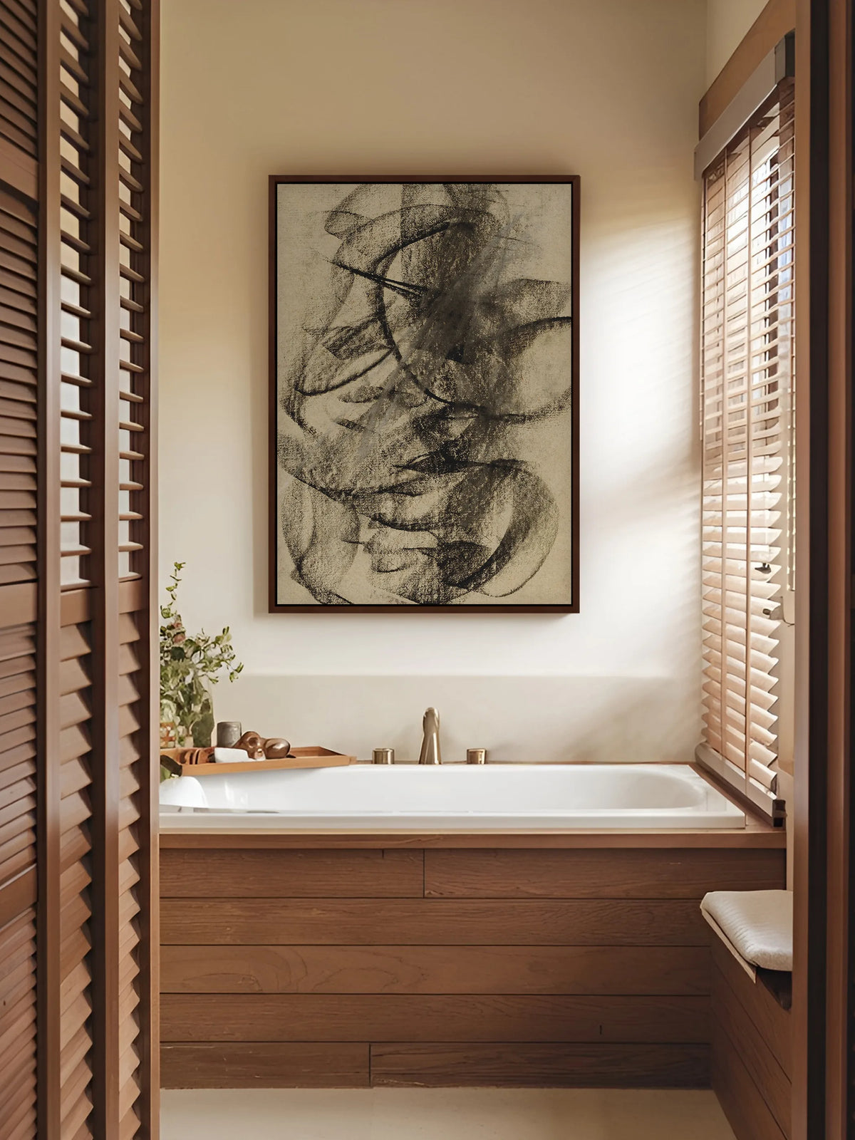 Abstraktes Leinwandbild in Beige und Schwarz im braunen Rahmen über einer holzverkleideten Badewanne zwischen Fensterläden aus Holz. Das Wabi Sabi Wandbild fügt sich in die warmen Holztöne ein.