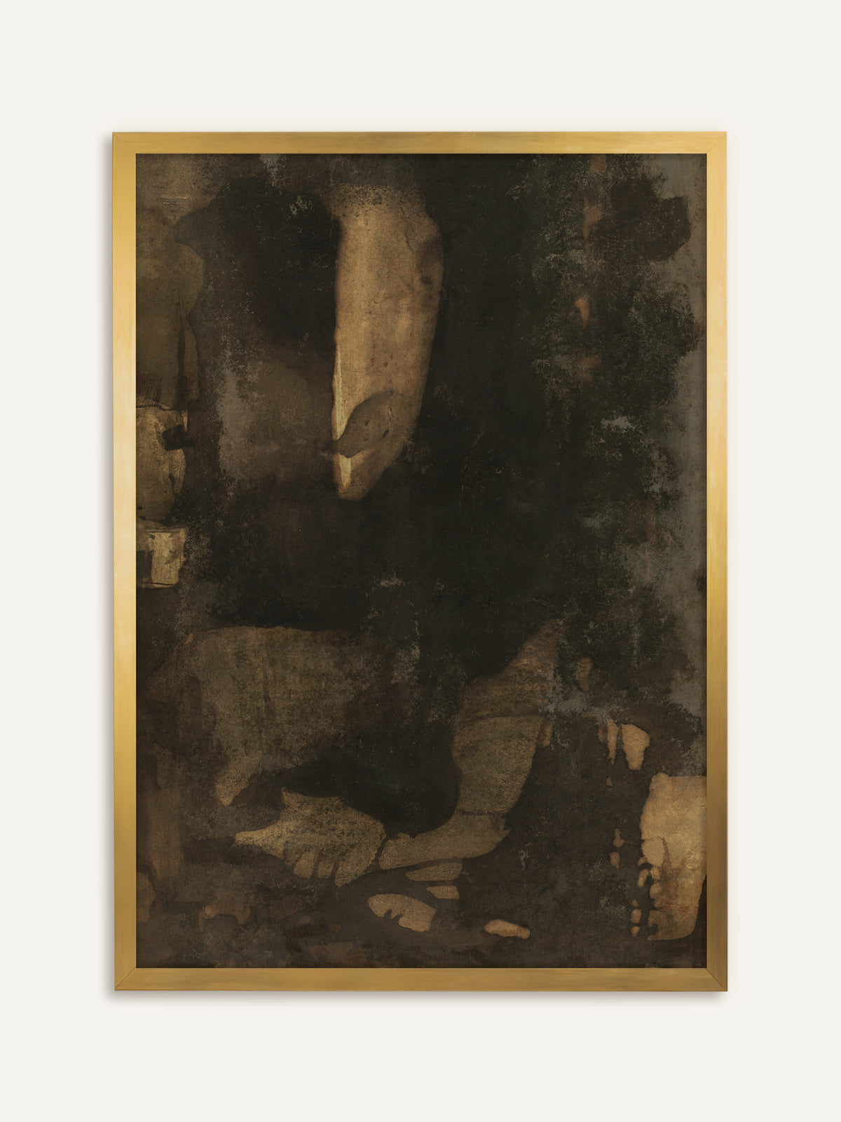 Wandbild, das eine dunkle abstrakte Fläche in Schwarzbraun mit hellen ockerfarbenen Bruchstücken zeigt, die wie verwitterter Stein wirken. Im goldenen Rahmen greift das Bild seine Ockertöne auf und wirkt wie ein antikes Fundstück. #Rahmen_Gold