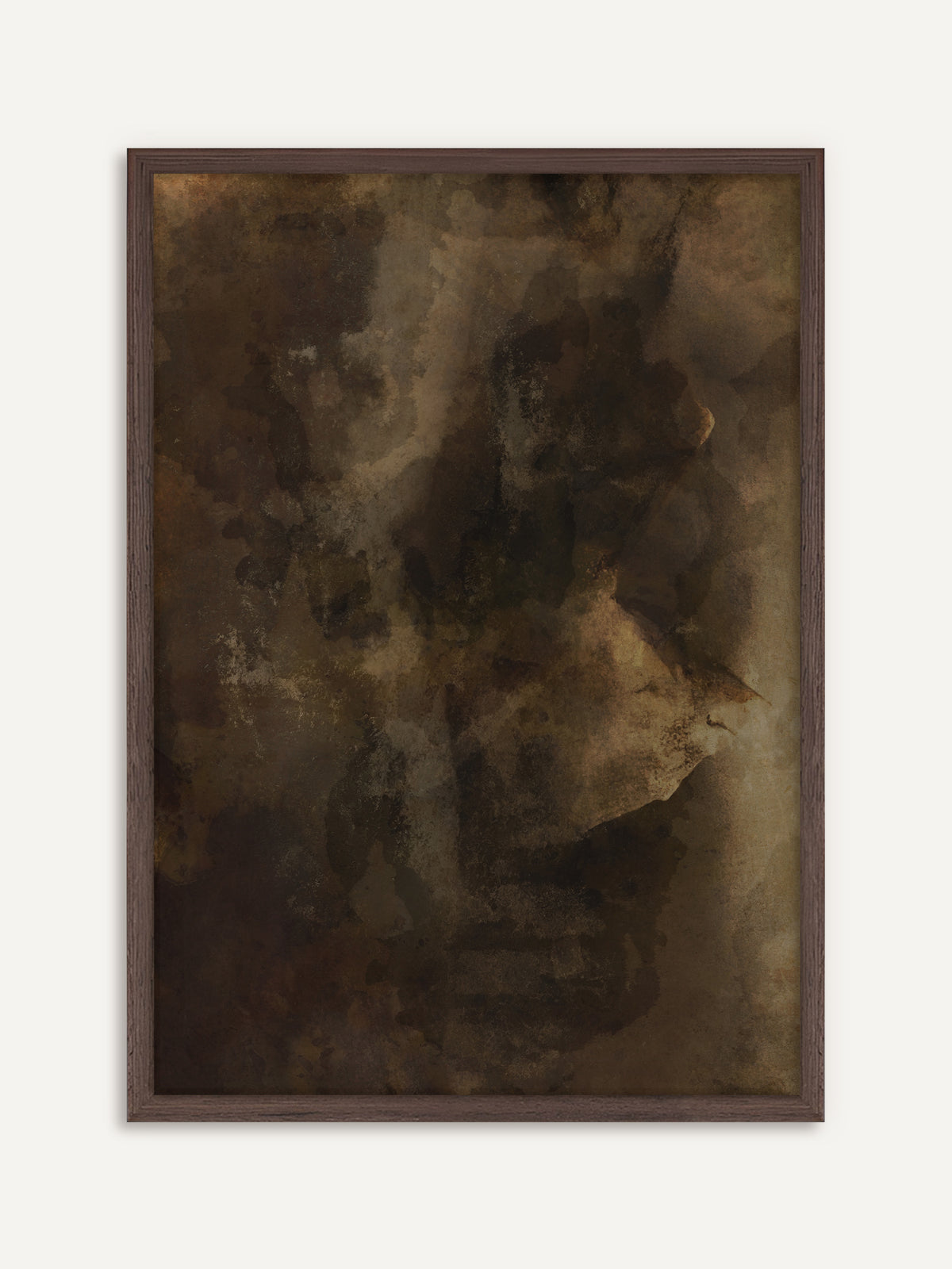 Poster, das wolkige, ineinanderfließende Schichten in Dunkelbraun, Ocker und Schwarz mit rauer, patinierter Oberfläche zeigt. Der Rahmen aus dunklem Holz betont die moody Atmosphäre der dunklen Schichten. #Rahmen_Dunkles Holz