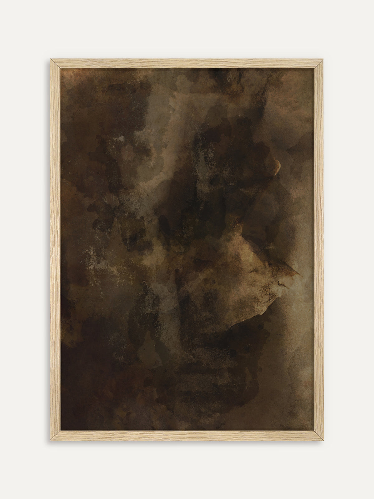 Kunstdruck, der wolkige, ineinanderfließende Schichten in Dunkelbraun, Ocker und Schwarz mit rauer, patinierter Oberfläche zeigt. Im Rahmen aus hellem Holz wirkt das Wabi-Sabi Motiv warm und geerdet. #Rahmen_Helles Holz