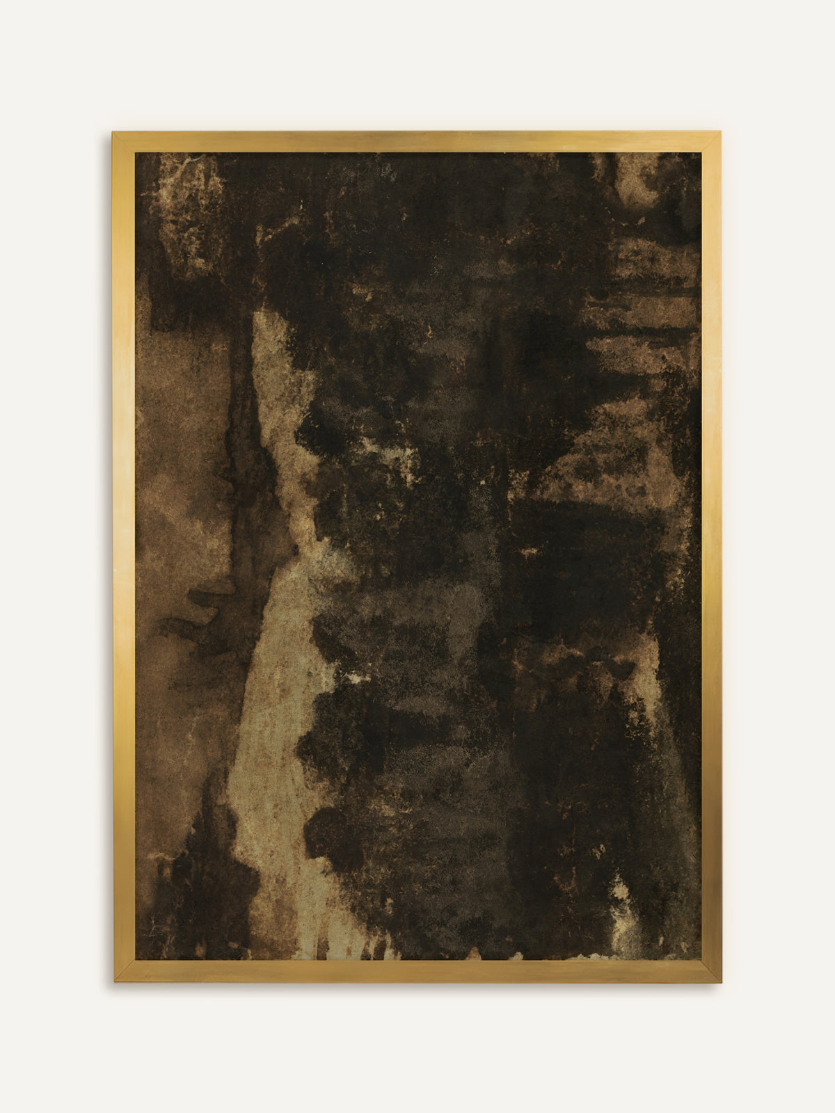 Wandbild, das dunkle Flächen in Schwarzbraun mit hellen, senkrecht verlaufenden Ockerbahnen zeigt, deren raue Struktur an verwittertes Holz erinnert. Im goldenen Rahmen leuchten die Ockerbahnen auf und das Bild wirkt antik. #Rahmen_Gold