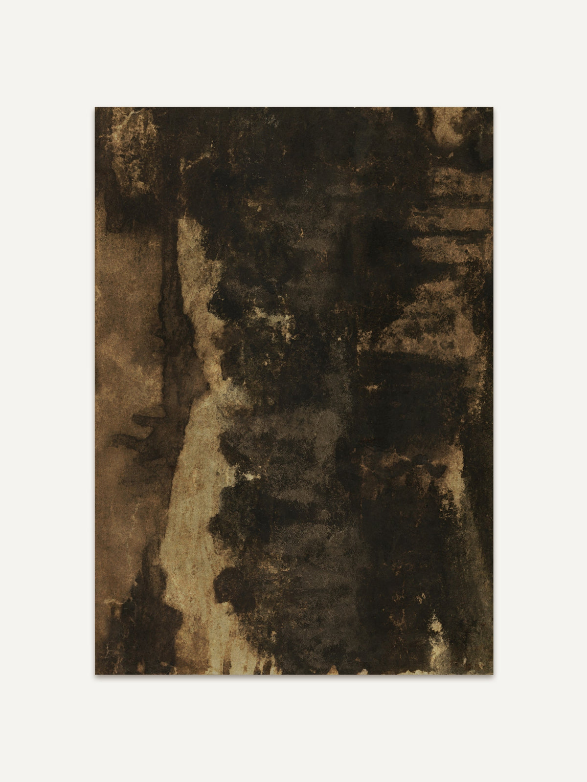 Abstrakter Kunstdruck mit dunkler, erdiger Farbpalette aus Braun, Schwarz und warmen Ockertönen vor hellem Hintergrund. Die unregelmäßige Struktur und matte Optik machen das Wandbild ideal für minimalistische und Wabi-Sabi inspirierte Räume. #Rahmen_Ohne Rahmen