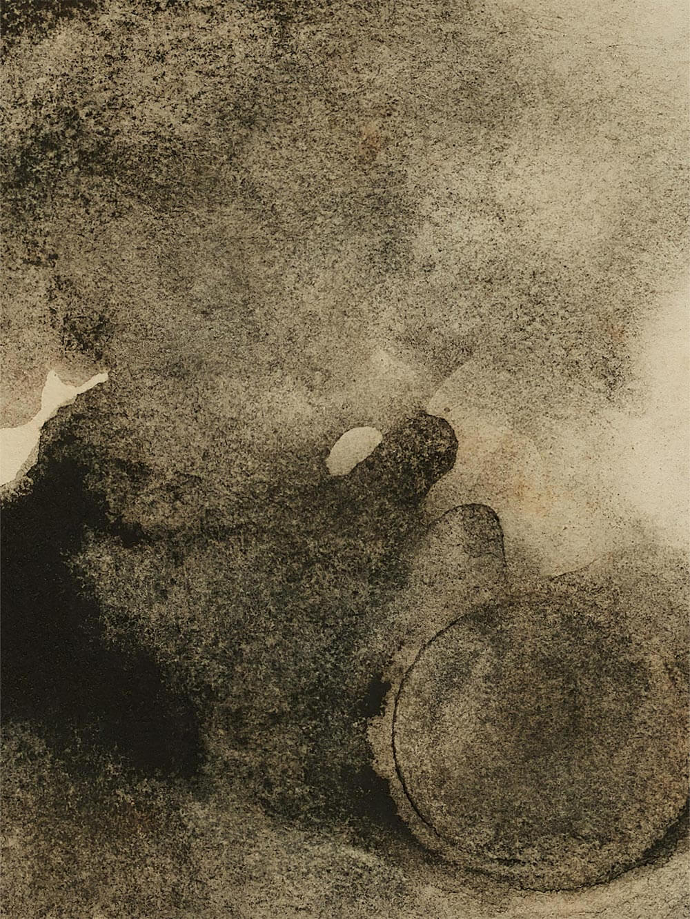 Nahaufnahme der feinen Papierstruktur mit weichen Farbverläufen, körniger Textur und organischen Formen in gedeckten Naturtönen. Der Kunstdruck zeigt die ruhige Tiefe und handwerkliche Anmutung des abstrakten Wabi-Sabi-Motivs.