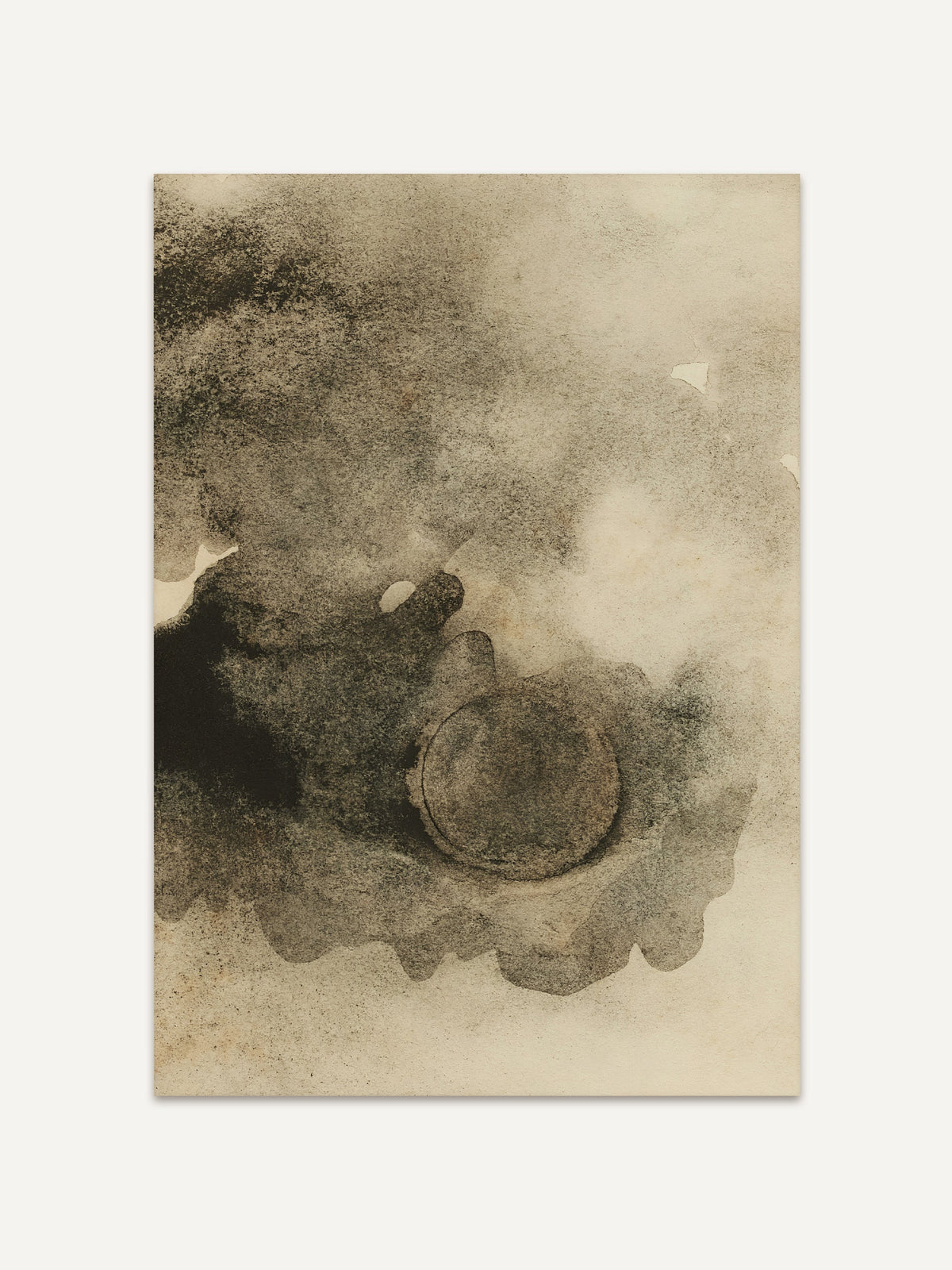 Abstrakter Kunstdruck in sanften Beige- und Grautönen mit wolkigen Tuschestrukturen und kreisförmigem Akzent, ruhig und ausgewogen komponiert. Minimalistisches Wandbild im Wabi-Sabi-Stil für moderne, helle Wohnräume und zeitlose Raumdekoration. #Rahmen_Ohne Rahmen