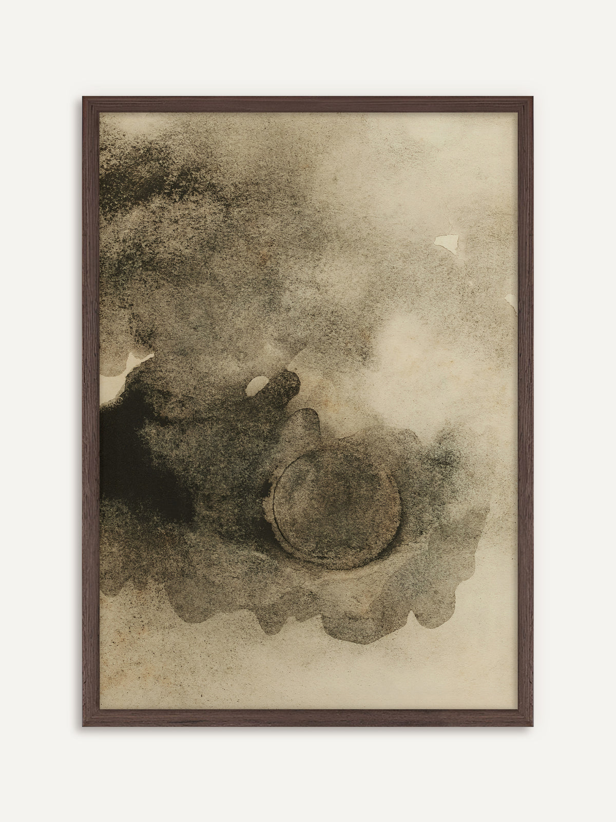 Poster, das wolkige Tuscheflächen in Grau und Schwarz auf cremefarbenem Papier zeigt, in deren unterem Teil eine weiche Kreisform liegt. Der Rahmen aus dunklem Holz gibt der zarten Tuschmalerei mehr Halt und Wärme. #Rahmen_Dunkles Holz