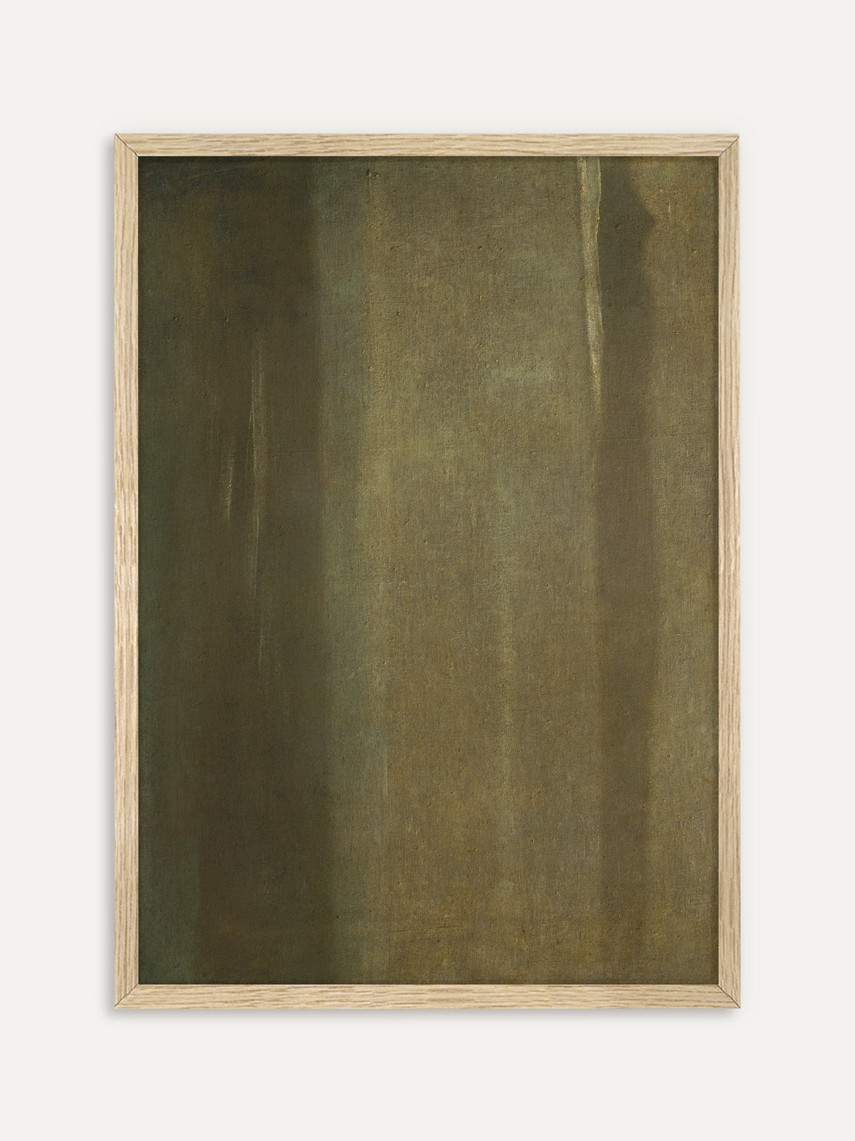 Kunstdruck, der eine ruhige Farbfläche in Oliv und Moosgrün mit weichen senkrechten Bahnen und feinen hellen Streifen zeigt. Im Rahmen aus hellem Holz wirkt das Wabi-Sabi Motiv natürlich und frisch. #Rahmen_Helles Holz
