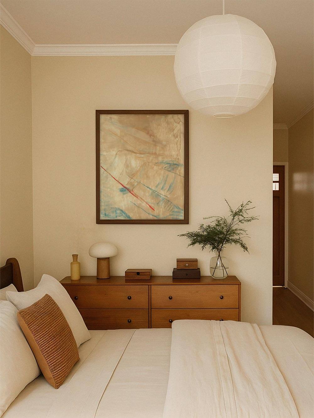 Abstrakter Kunstdruck in warmen Beige- und Sandtönen hängt über einer schlichten Holzkommode im ruhigen Schlafzimmer. Die weichen Linien und die matte Farbwirkung unterstreichen den Japandi-Stil und wirken harmonisch als Wandbild in einer reduzierten, natürlichen Einrichtung.