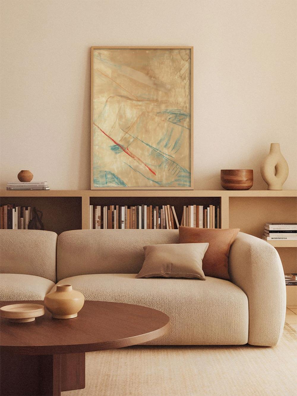 Abstraktes Japandi-Wandbild in warmen Naturfarben hängt über einem hellen Sofa vor einem Bücherregal. Die ausgewogene Komposition schafft eine entspannte Atmosphäre und eignet sich als stilvolles Wandbild für moderne, minimalistische Wohnzimmer.