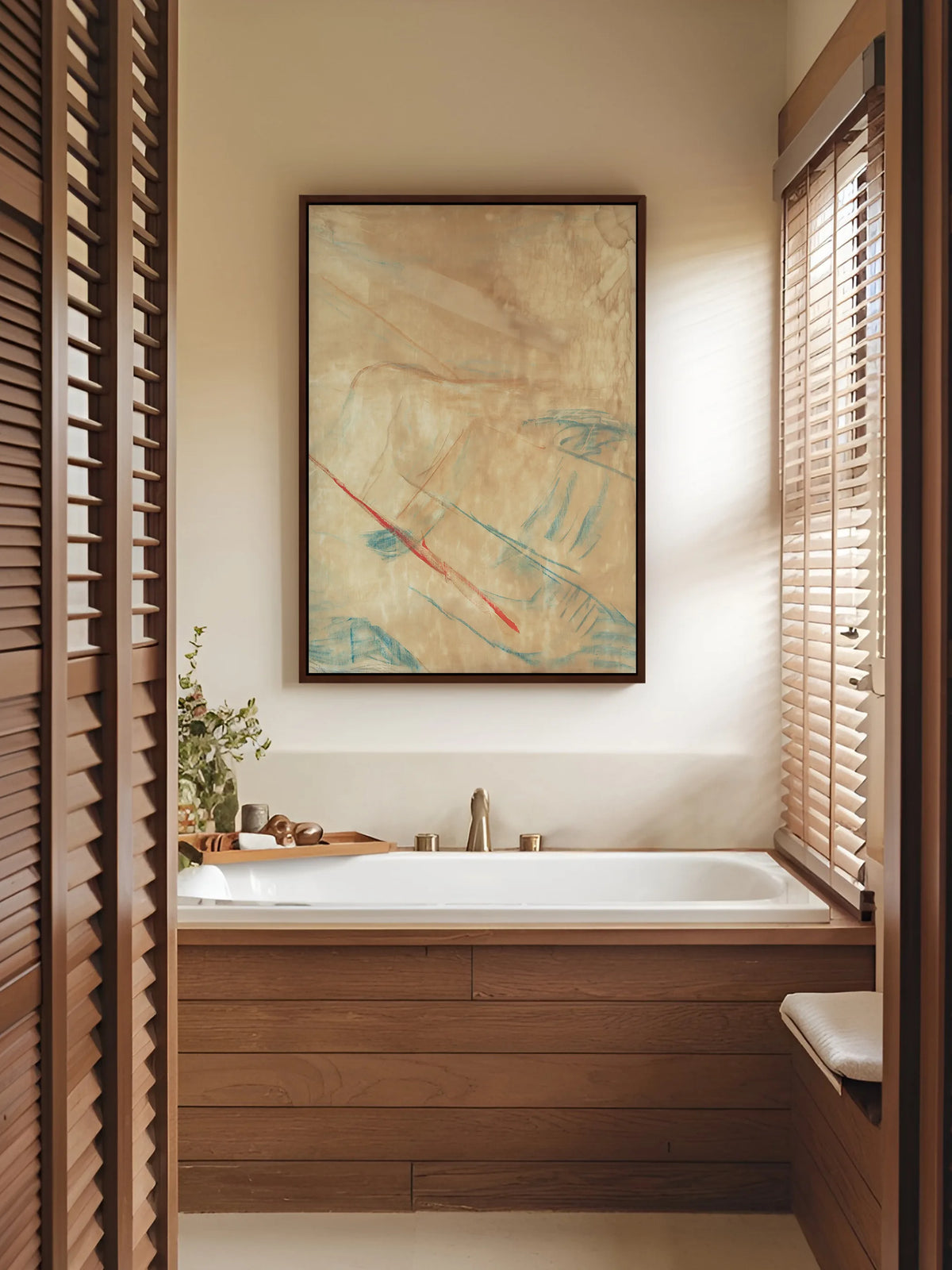 Abstraktes Leinwandbild im braunen Rahmen über einer holzverkleideten Badewanne zwischen Fensterläden aus Holz. Das Japandi Wandbild passt mit seinen Sandtönen zum warmen Holz des Badezimmers.