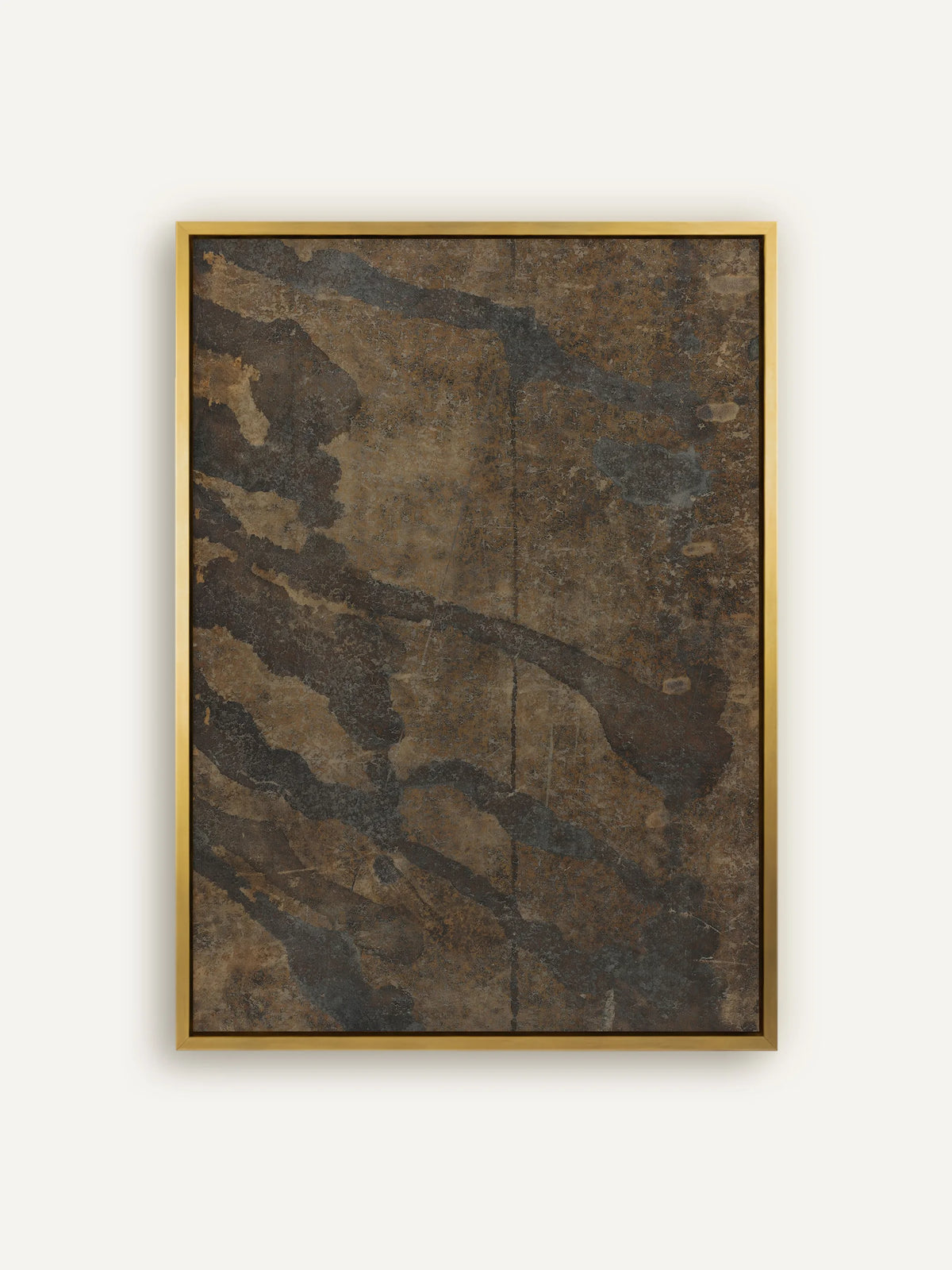 Abstraktes Wabi Sabi Leinwandbild im Hochformat: verwitterte Fläche in Ocker und Rost mit dunklen Bändern in Braun und Schiefergrau, im goldenen Schattenfugenrahmen aus Holz #Rahmen_Gold