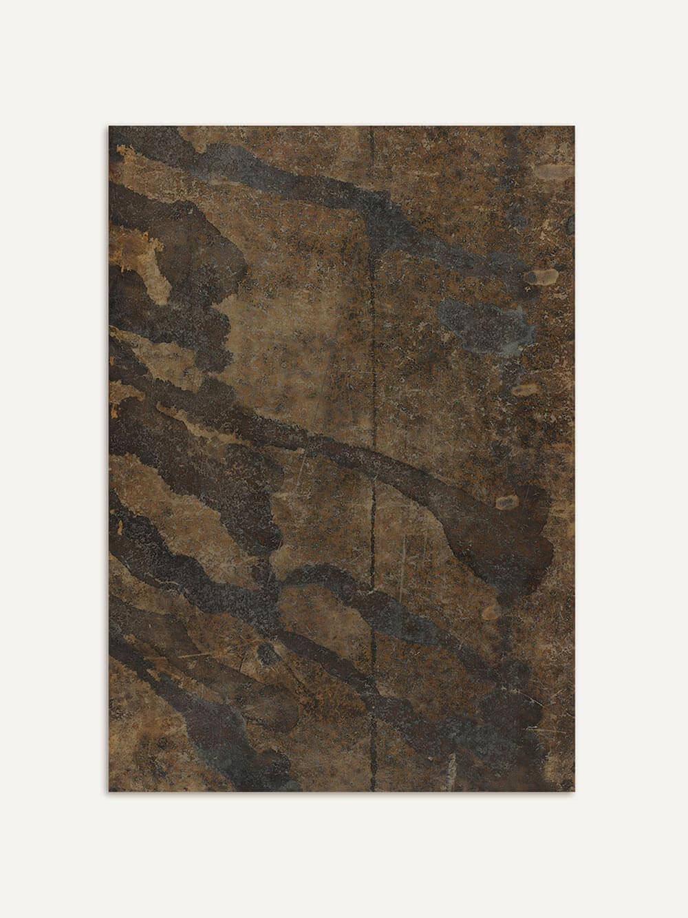 Abstraktes Wandbild mit strukturierter Oberfläche in Braun-, Ocker- und Graunuancen auf neutralem Hintergrund. Der Kunstdruck zeigt eine natürliche, steinartige Anmutung und eignet sich als minimalistisches Poster für moderne und wabi-sabi inspirierte Räume.