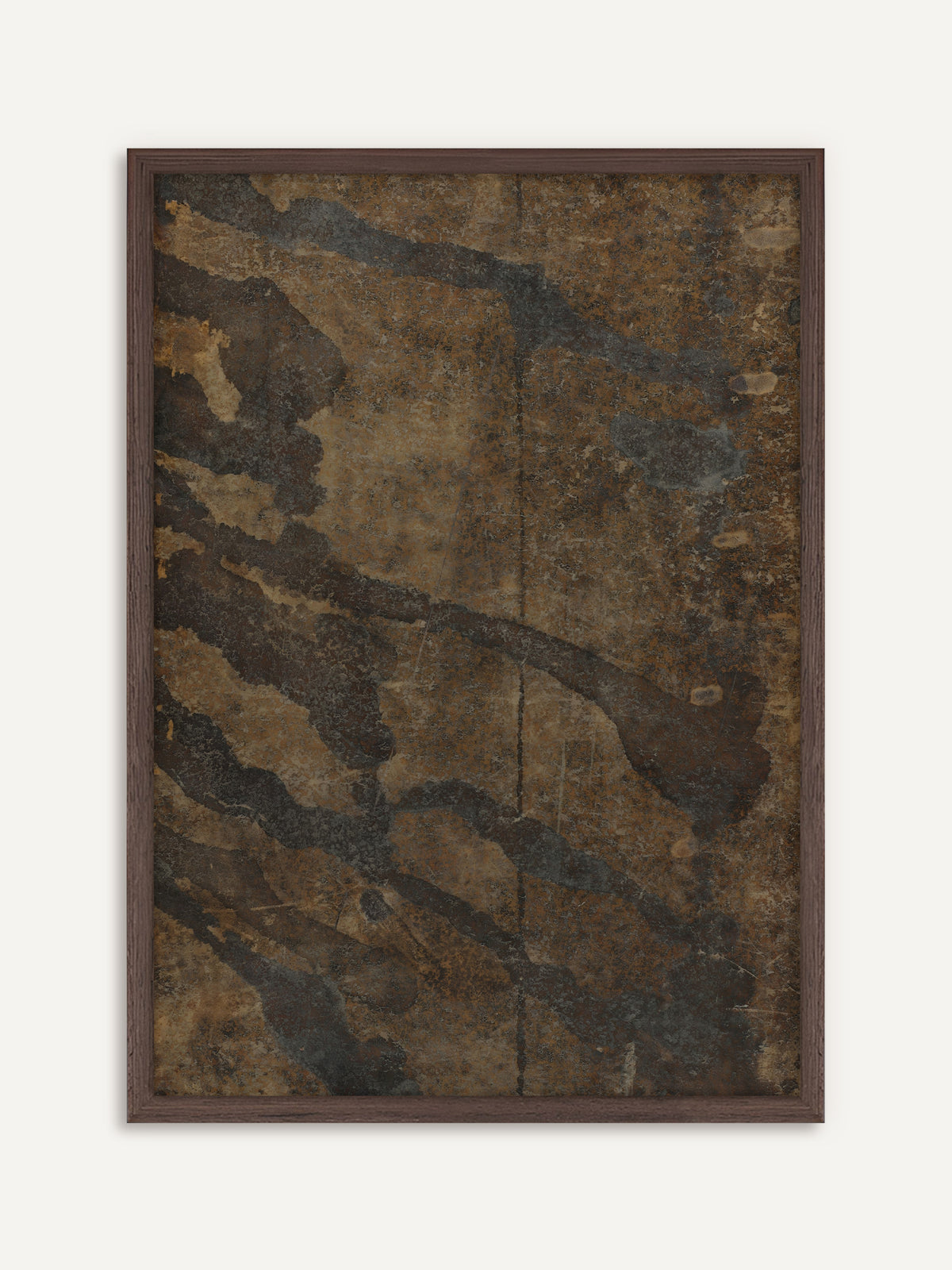 Poster, das geschwungene dunkle Bahnen in Schwarzgrau auf rostbrauner, rissiger Oberfläche zeigt, die an verwitterten Stein erinnert. Der Rahmen aus dunklem Holz unterstreicht die moody Wirkung der dunklen Bahnen. #Rahmen_Dunkles Holz