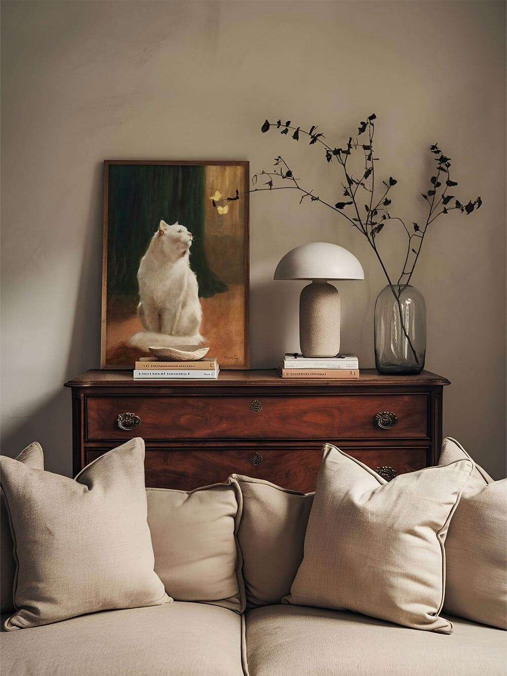 Eleganter Kunstdruck eines weißen Katers, der verträumt zwei Schmetterlinge beobachtet. Vintage-Stil mit dunklem Hintergrund, stimmungsvollem Licht und einer warmen Farbpalette.
