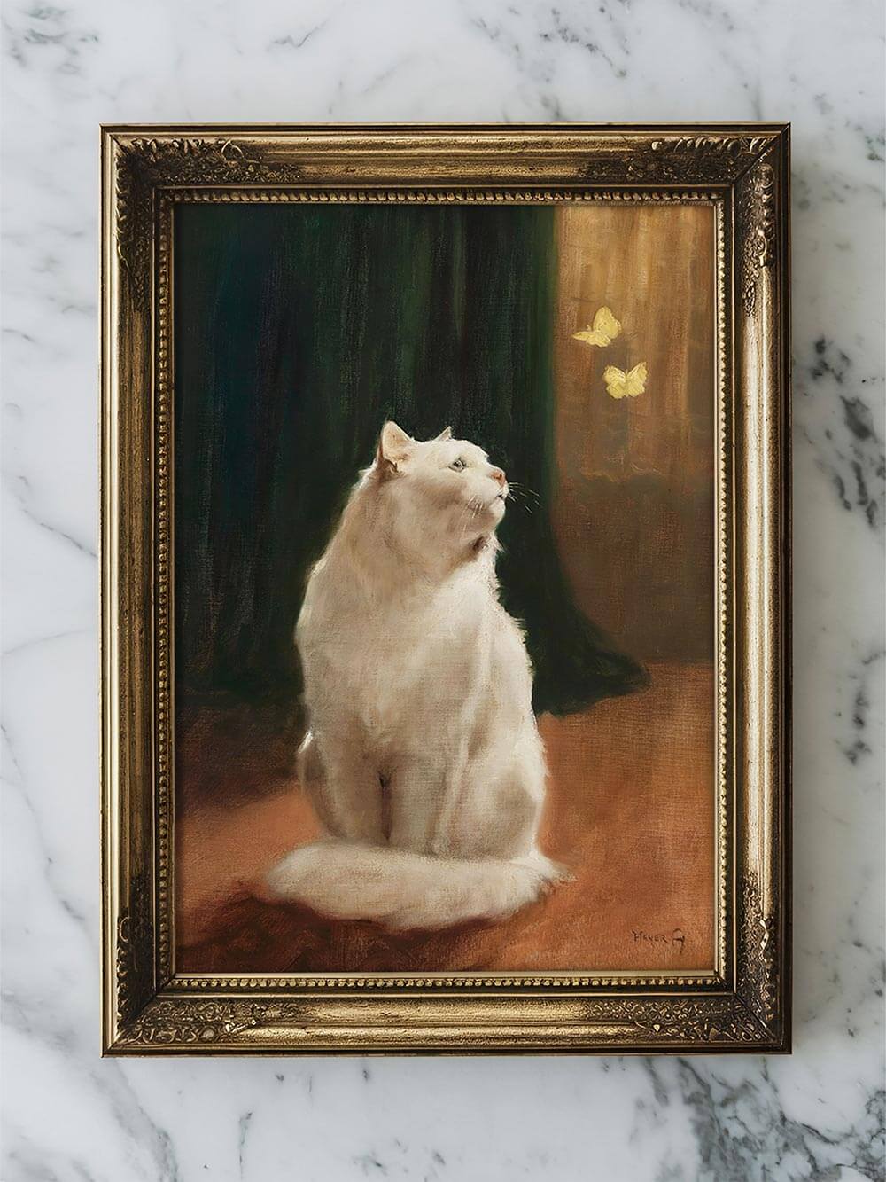 Klassisches Katzenporträt mit weißem Kater, dunklem Hintergrund und goldenem Licht. Kunstdruck in traditioneller Malerei-Technik, inspiriert von alten Meisterwerken.