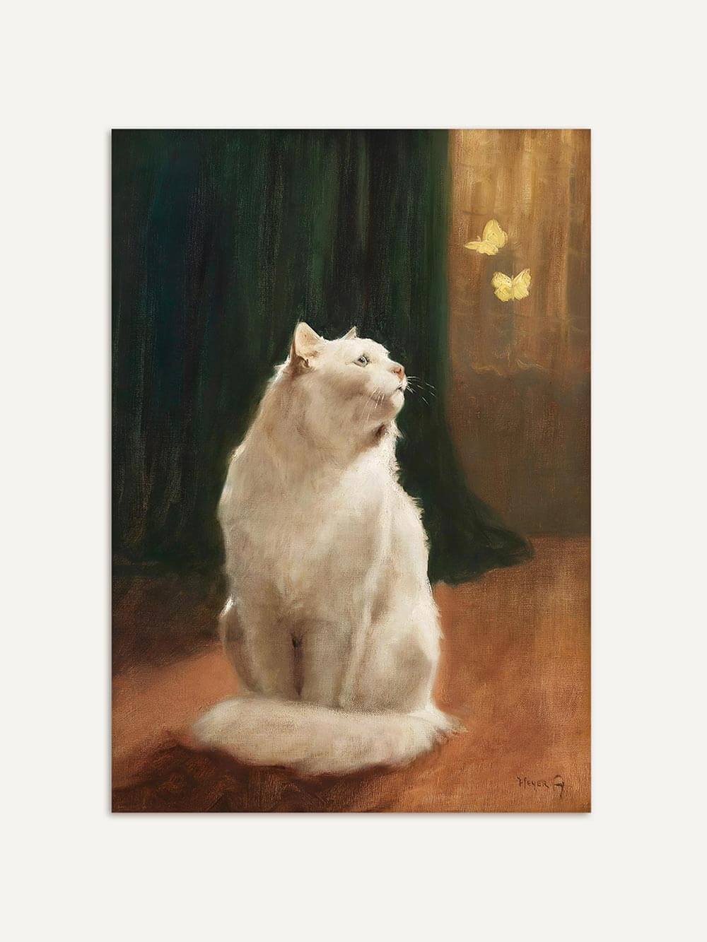 Stimmungsvolles Katzenporträt eines weißen Katers, der zwei gelben Schmetterlingen nachblickt. Das klassische Gemälde ist in dunklen Grüntönen mit goldener Lichtstimmung gehalten.