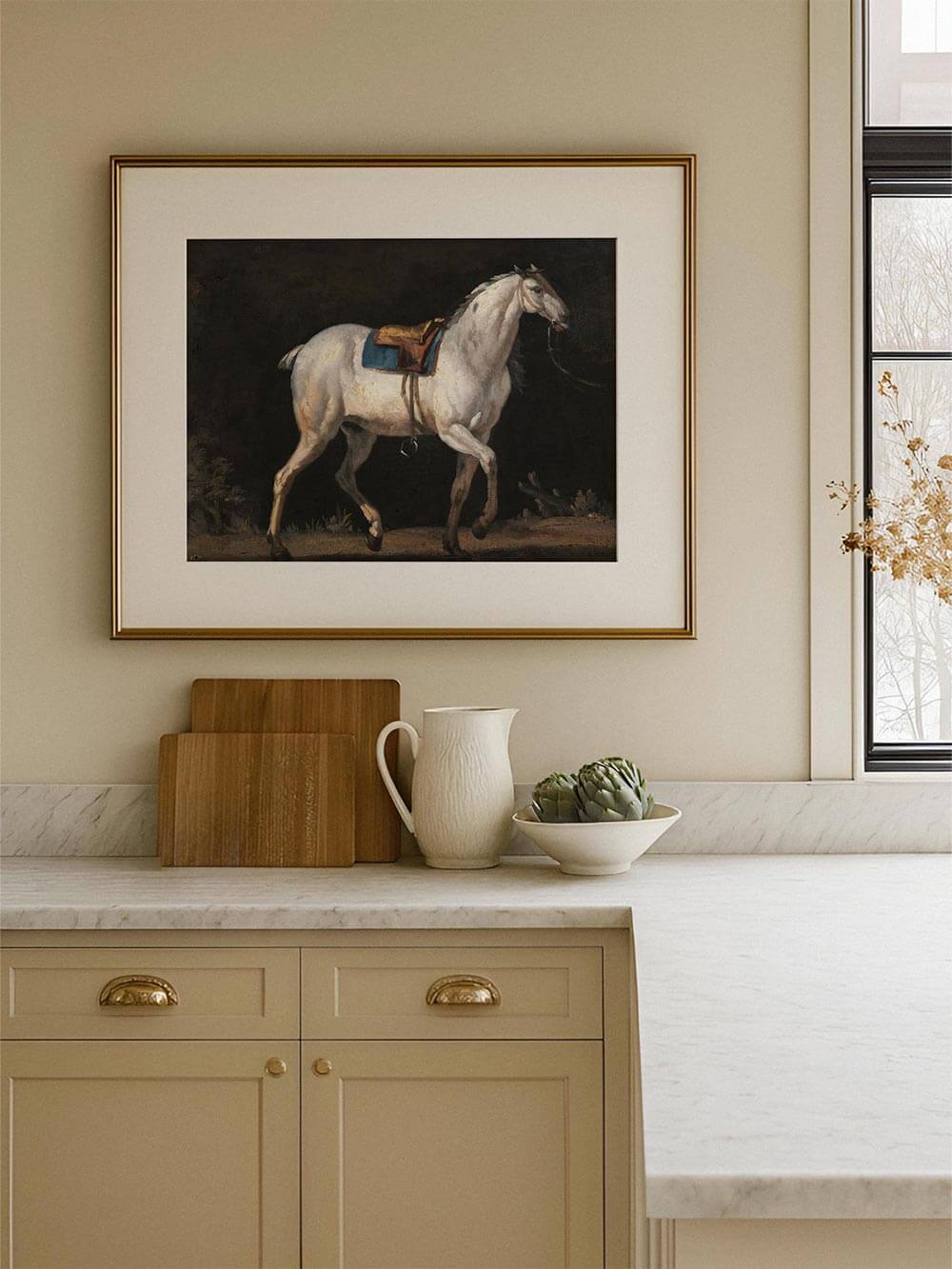 Antikes Pferde-Wandbild in hellem Passepartout über einer Küchenarbeitsfläche präsentiert, harmonisch ergänzt durch Keramik und Holz. Der Kunstdruck verbindet klassische Kunst mit moderner Einrichtung und eignet sich ideal als stilvolles Poster für zeitlose Räume.