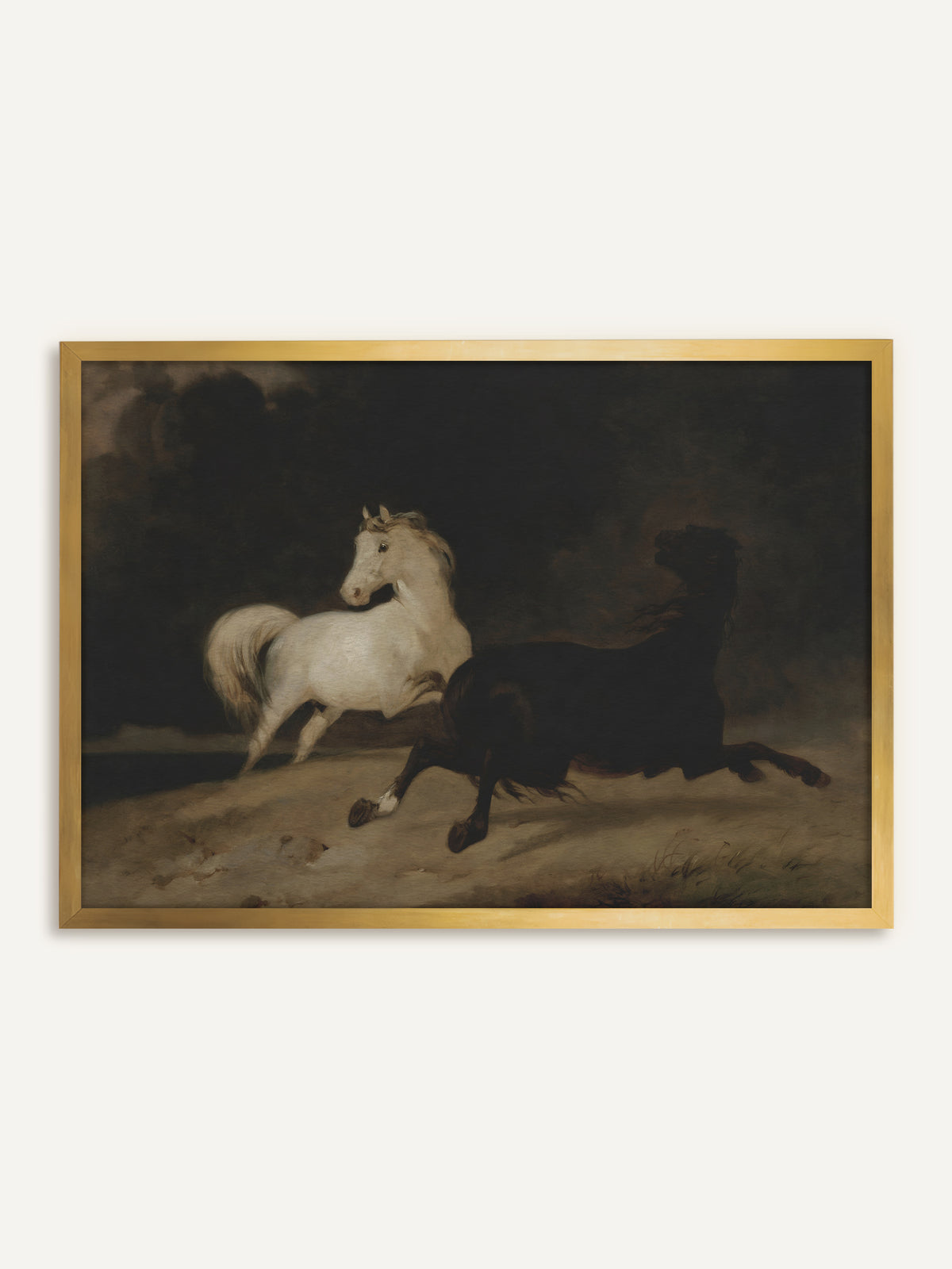 Wandbild, das einen weißen Schimmel zeigt, der sich umblickt, während ein dunkelbraunes Pferd mit wehender Mähne vor einem Gewitterhimmel an ihm vorbeigaloppiert, in Sepia, Creme und tiefem Braun. Im goldenen Rahmen wirkt das Bild wie ein antikes Ölgemälde aus einer alten Bibliothek. #Rahmen_Gold