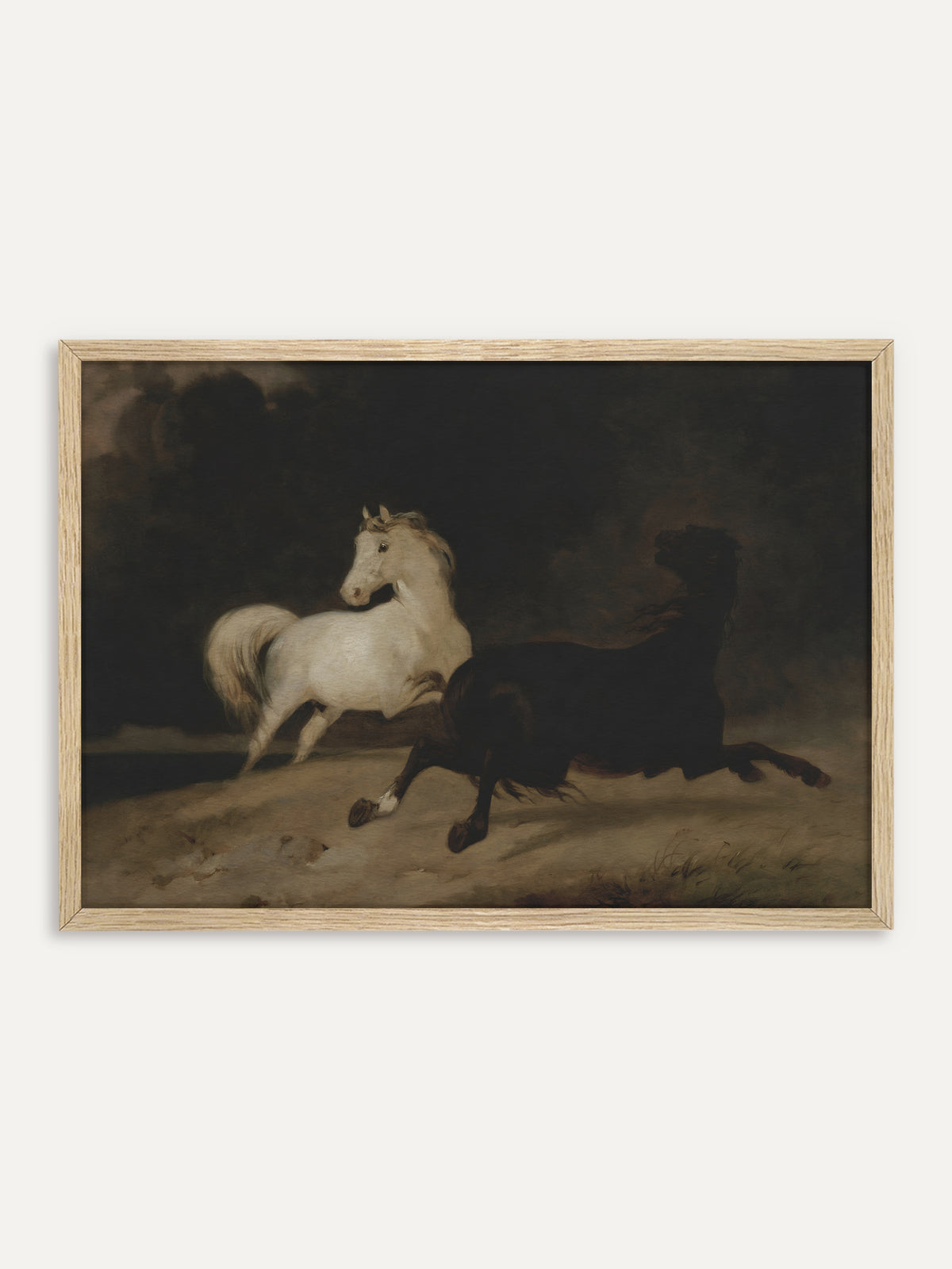 Kunstdruck, der einen weißen Schimmel zeigt, der sich umblickt, während ein dunkelbraunes Pferd mit wehender Mähne vor einem Gewitterhimmel an ihm vorbeigaloppiert, in Sepia, Creme und tiefem Braun. Im Rahmen aus hellem Holz wirkt die dramatische Szene etwas leichter und passt in helle Räume. #Rahmen_Helles Holz