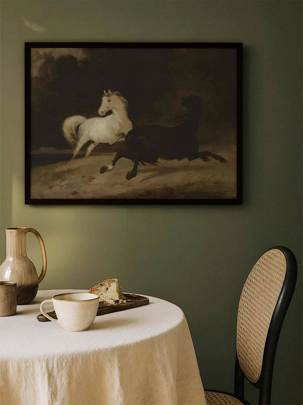 Antikes Pferde-Wandbild in dunklem Rahmen über einem Esstisch vor grüner Wand. Die kraftvolle Komposition und moody Farbgebung machen den Kunstdruck zu einem markanten Blickfang für Esszimmer oder gehobene Wohnräume.
