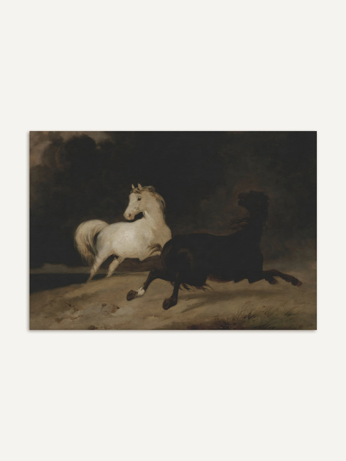Vintage Kunstdruck mit zwei Pferden in Bewegung vor dunklem Gewitterhimmel. Klassische Tiermalerei mit dramatischem Licht und erdigen Farben, ideal als zeitloses Wandbild für elegante Interieurs und Galerie-Wände. #Rahmen_Ohne Rahmen