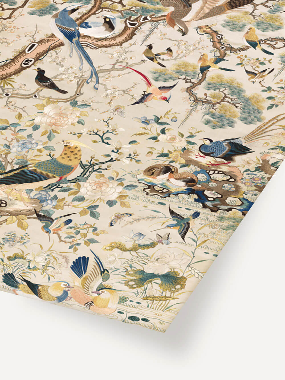 Detail eines antiken Chinoiserie-Kunstdrucks mit filigranen Vögeln auf blühenden Ästen und floralen Mustern in zarten Farben wie Blau, Gold und Rosa, inspiriert von asiatischer Kunst.