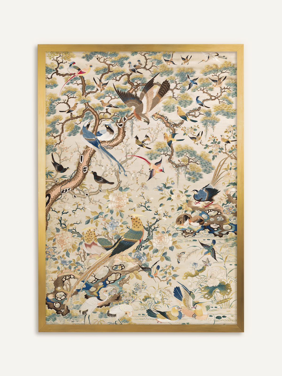 Wandbild, das zahlreiche bunte Vögel wie Fasane, Kraniche und Mandarinenten zwischen Kiefernästen und Pfingstrosen in feiner Stickerei auf hellem Grund zeigt. Im goldenen Rahmen greift das Bild die Goldtöne im Gefieder auf und wirkt antik. #Rahmen_Gold