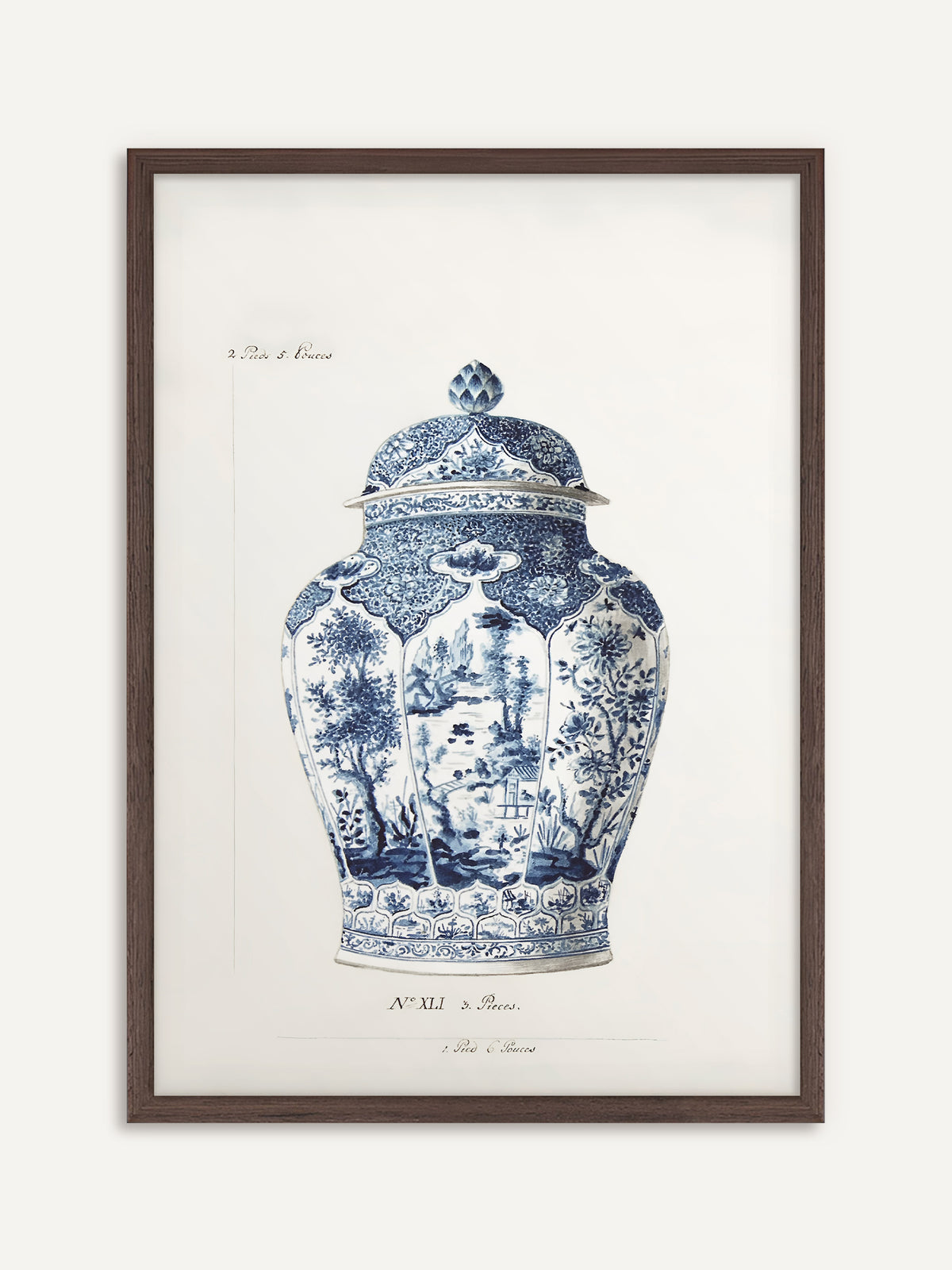 Poster, das eine blau-weiße Deckelvase mit Landschafts- und Blumenfeldern auf hellem Papier zeigt, beschriftet mit alten französischen Maßangaben. Der Rahmen aus dunklem Holz setzt einen warmen Kontrast zum kühlen Kobaltblau. #Rahmen_Dunkles Holz