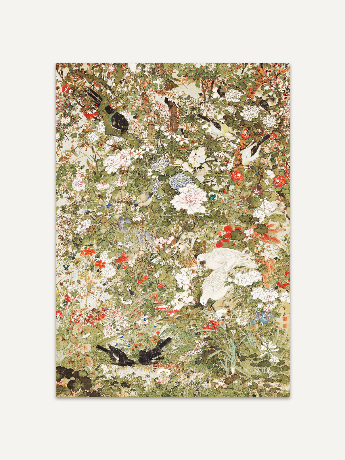 Kunstdruck nach einem japanischen Rollbild mit einem dichten Blumengarten aus Pfingstrosen, Hortensien und roten Kamelien, in dem weiße, schwarze und gelbe Vögel sitzen. Ein Chinoiserie Motiv in frischem Grün. #Rahmen_Ohne Rahmen