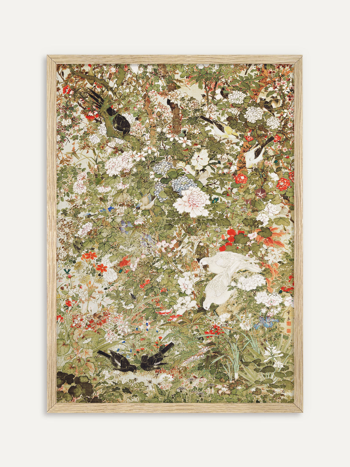 Kunstdruck, der einen dichten Blumengarten mit Pfingstrosen, Hortensien und roten Kamelien zeigt, in dem weiße, schwarze und gelbe Vögel sitzen. Im Rahmen aus hellem Holz wirkt das Chinoiserie Motiv frisch und leicht. #Rahmen_Helles Holz