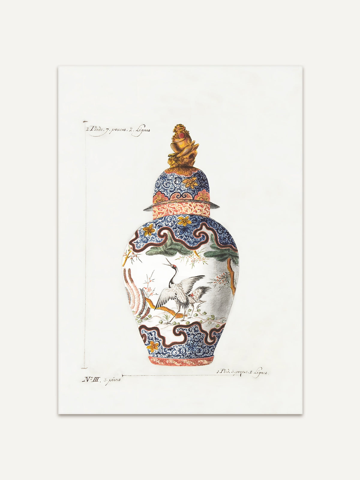 Kunstdruck einer antiken Chinoiserie-Vase mit detailliertem Kranich-Motiv und aufwendigen Mustern in Blau, Rot und Gold, präsentiert auf hellem Hintergrund. #Rahmen_Ohne Rahmen