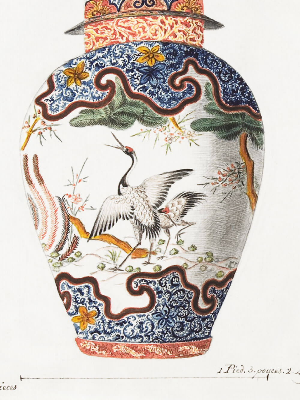 Detailansicht eines antiken Chinoiserie-Vasen-Kunstdrucks mit filigranem Kranich-Motiv, blauen und goldenen Verzierungen sowie roten und floralen Elementen auf weißem Hintergrund.