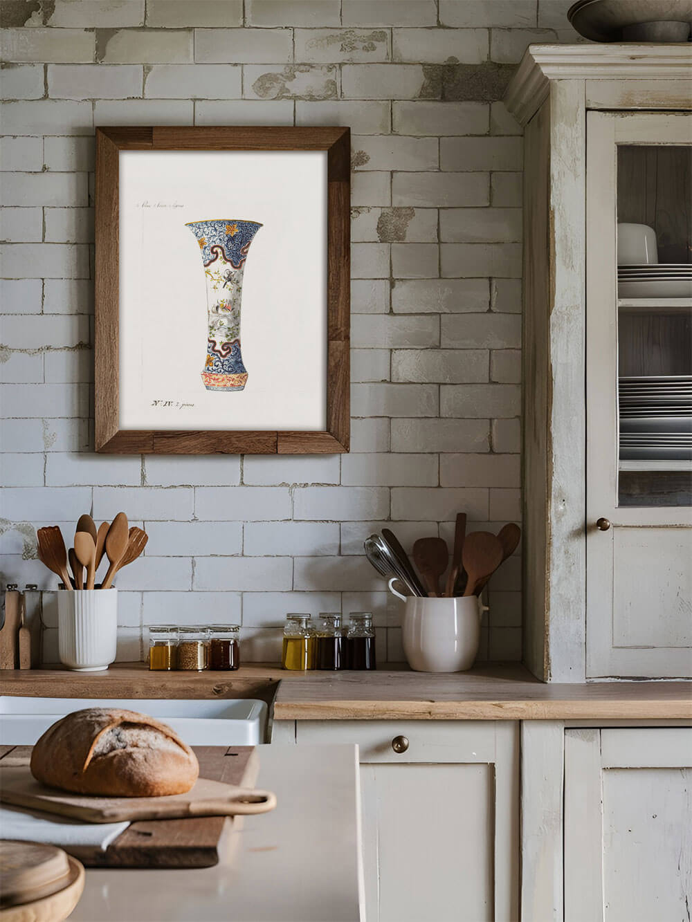 Vintage Chinoiserie-Kunstdruck einer Vase in rustikalem Holzrahmen, in einer traditionellen Küche mit weißer Fliesenwand und Holzarbeitsplatte dekorativ platziert