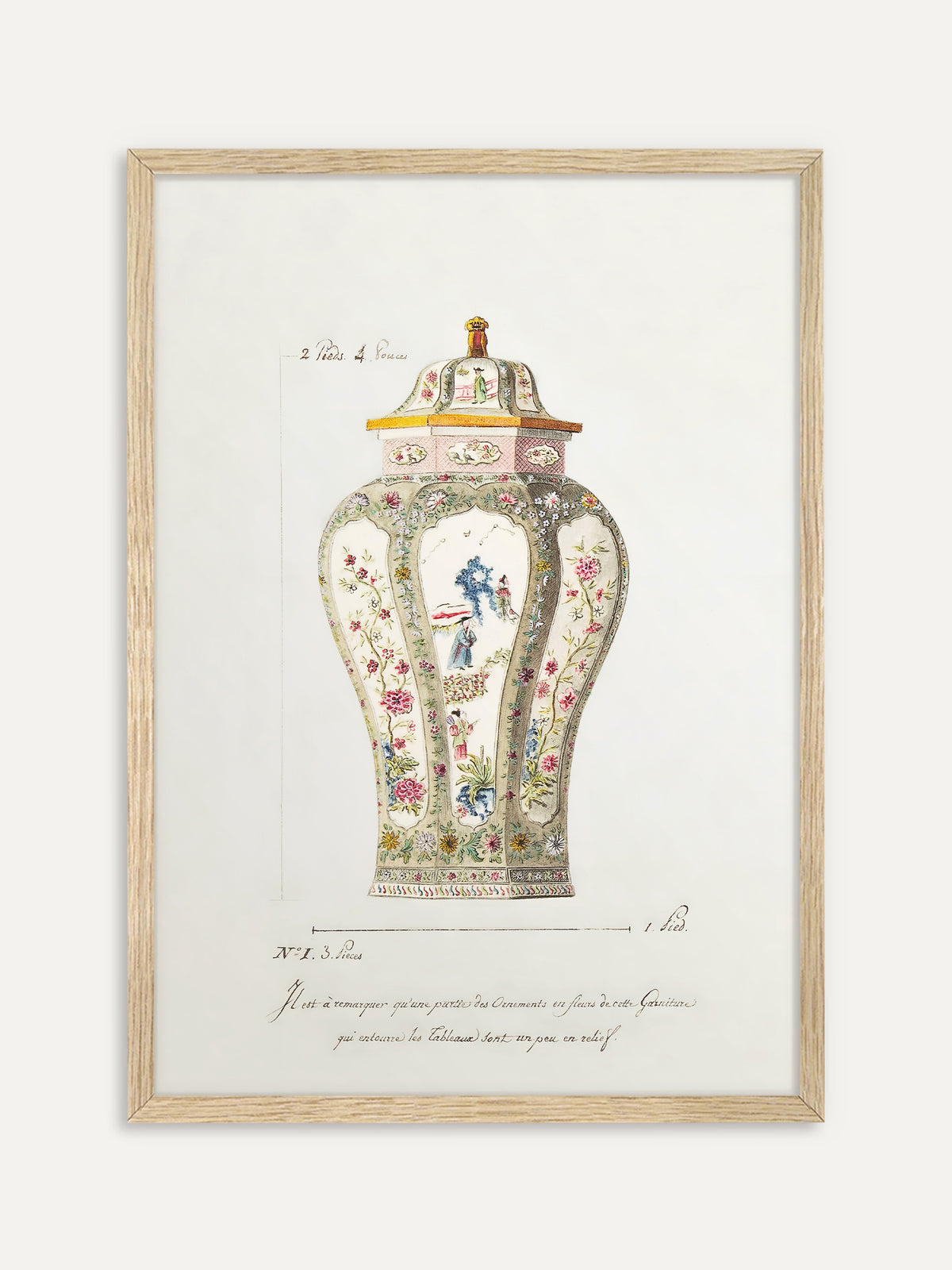 Kunstdruck, der eine achteckige Deckelvase mit rosa Blütenranken und Feldern mit chinesischen Figuren in einer Gartenszene auf hellem Papier zeigt. Im Rahmen aus hellem Holz wirkt das Chinoiserie Motiv zart und frühlingshaft. #Rahmen_Helles Holz