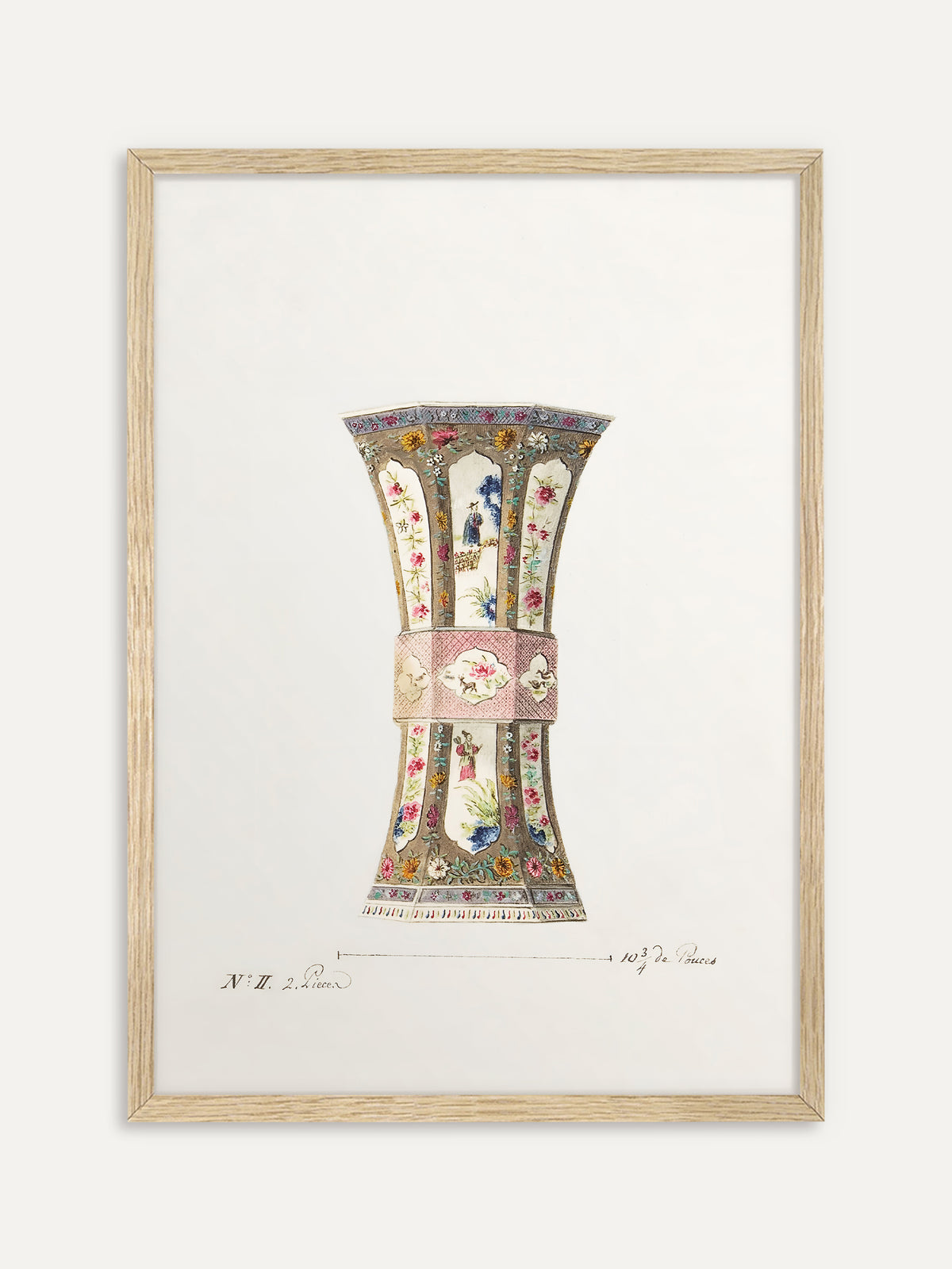 Kunstdruck, der eine geschwungene, achteckige Vase mit rosa Mittelband, bunten Blütenranken und kleinen Figuren in hellen Feldern auf hellem Papier zeigt. Im Rahmen aus hellem Holz wirkt das Chinoiserie Motiv hell und verspielt. #Rahmen_Helles Holz