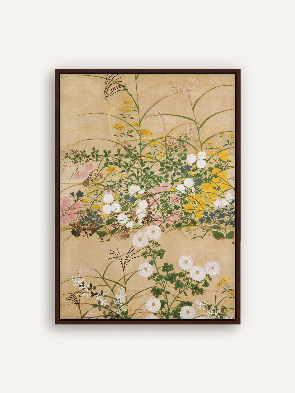 Leinwandbild mit weißen Chrysanthemen, rosa und gelben Blüten und feinen Gräsern auf warmem Beige im Schattenfugenrahmen in Braun. Chinoiserie Wandbild nach Ogata Korin. #Rahmen_Braun