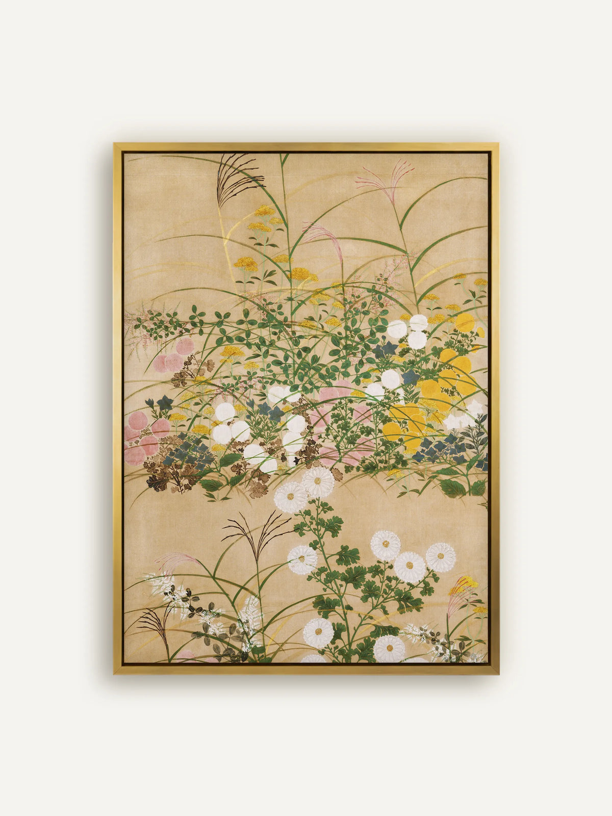 Leinwandbild mit weißen Chrysanthemen, rosa und gelben Blüten und feinen Gräsern auf warmem Beige im Schattenfugenrahmen in Gold. Chinoiserie Wandbild nach Ogata Korin. #Rahmen_Gold