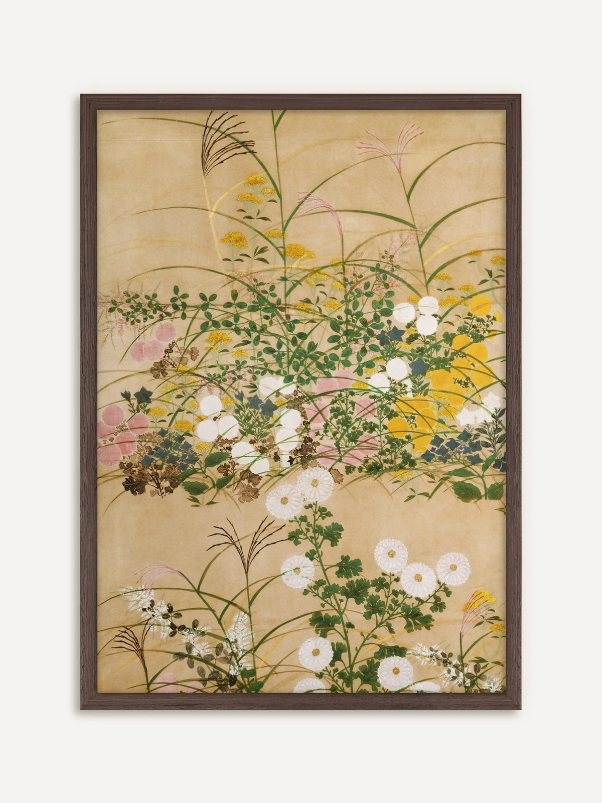 Gerahmter Kunstdruck mit weißen Chrysanthemen, rosa und gelben Blüten und feinen Gräsern auf warmem Beige, im schmalen Rahmen aus dunklem Holz mit sichtbarer Maserung. Chinoiserie Motiv nach Ogata Korin. #Rahmen_Dunkles Holz