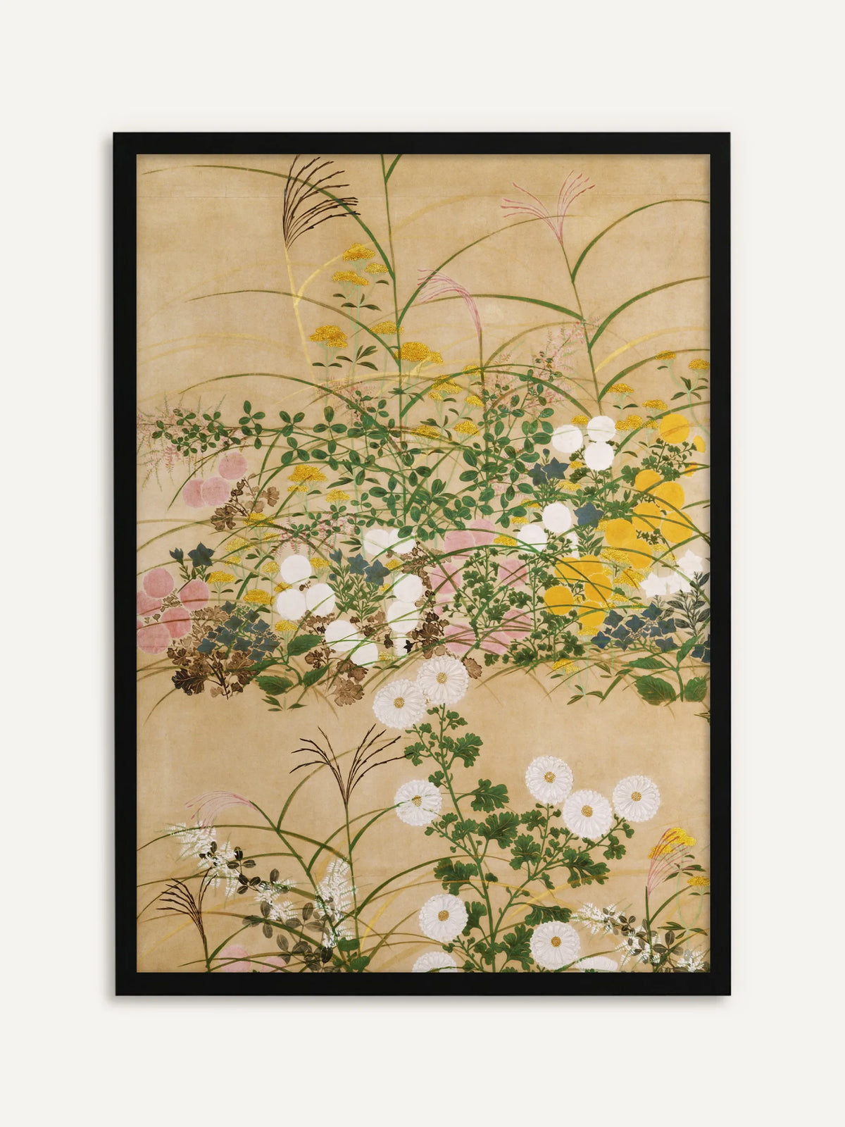 Gerahmter Kunstdruck mit weißen Chrysanthemen, rosa und gelben Blüten und feinen Gräsern auf warmem Beige, im schmalen schwarzen Rahmen. Chinoiserie Motiv nach Ogata Korin. #Rahmen_Schwarz
