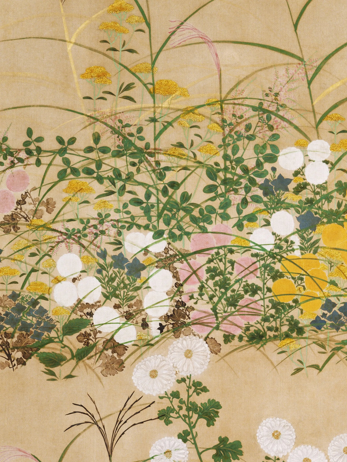 Nahaufnahme der Leinwandstruktur mit weißen Chrysanthemen und feinen Gräsern auf beigem Grund. Die Textur der Leinwand macht den Druck des Chinoiserie Wandbilds greifbar.