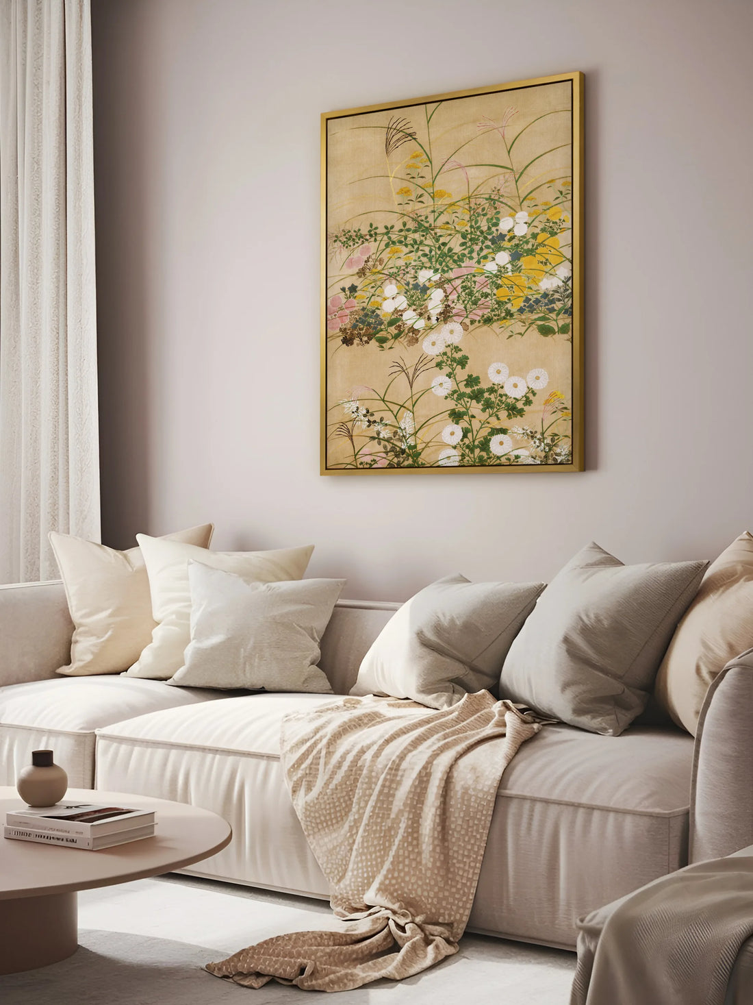 Leinwandbild mit Herbstblumen und weißen Chrysanthemen im Goldrahmen über einem hellen Sofa mit Kissen in Creme und Grau. Das Chinoiserie Wandbild bringt warme Pastelltöne ins Wohnzimmer.