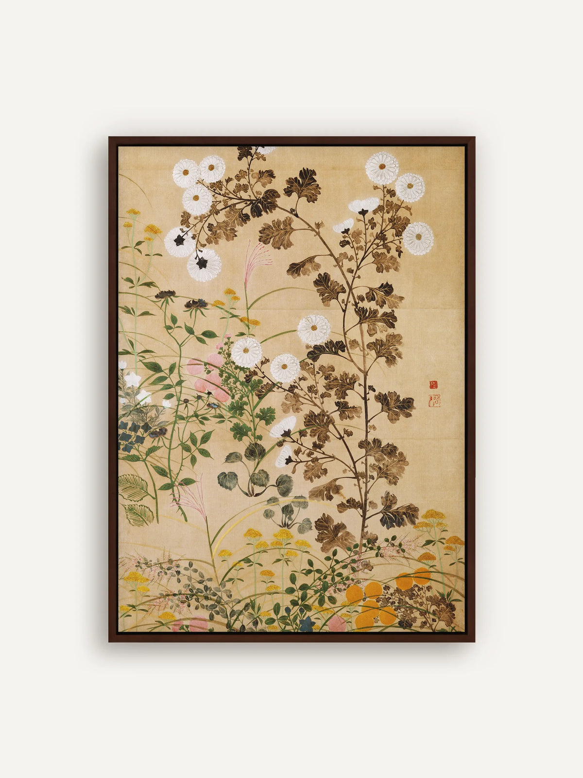 Leinwandbild mit weißen Chrysanthemen an bronzebraunem Laub, gelben und orangefarbenen Blüten und feinen Gräsern auf warmem Beige im Schattenfugenrahmen in Braun. Chinoiserie Wandbild nach Ogata Korin. #Rahmen_Braun